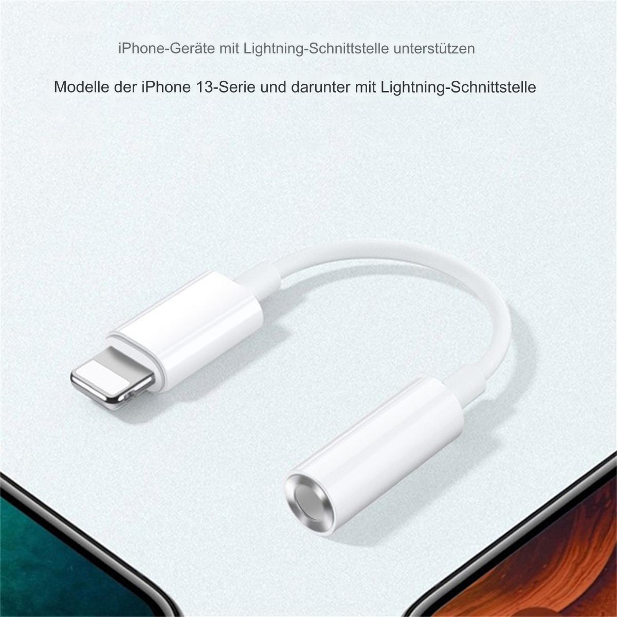 Weißes Kabel mit Lightning-Anschluss und Kopfhöreranschluss. Zwei Telefone im Hintergrund.