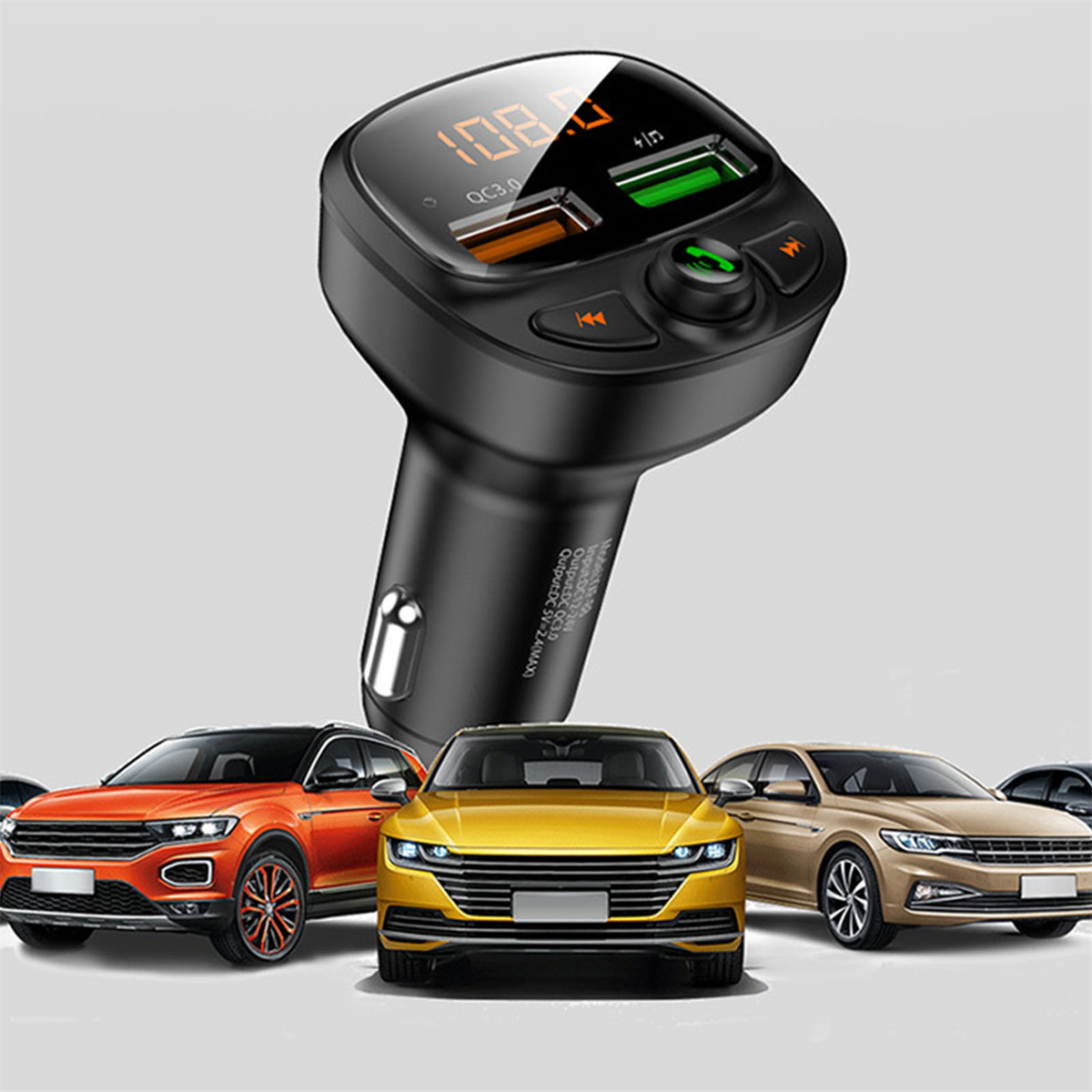 Schwarzer Auto-Adapter mit USB-Anschlüssen und Bildschirm. Autos im Hintergrund.