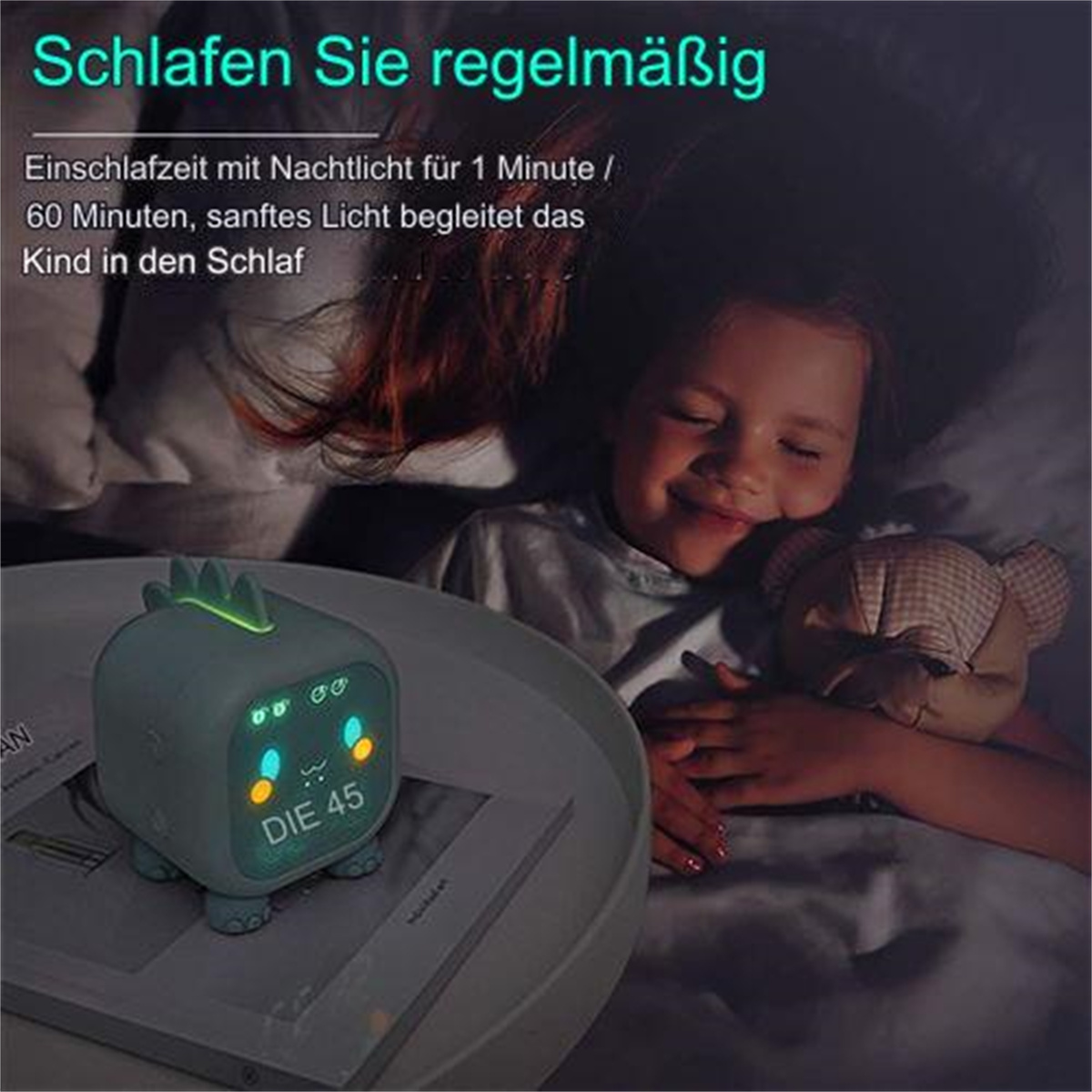 Ein Kind schläft in der Nähe eines Nachtlichts. Das Licht hat die Form eines Dinosauriers und zeigt die Uhrzeit an.
