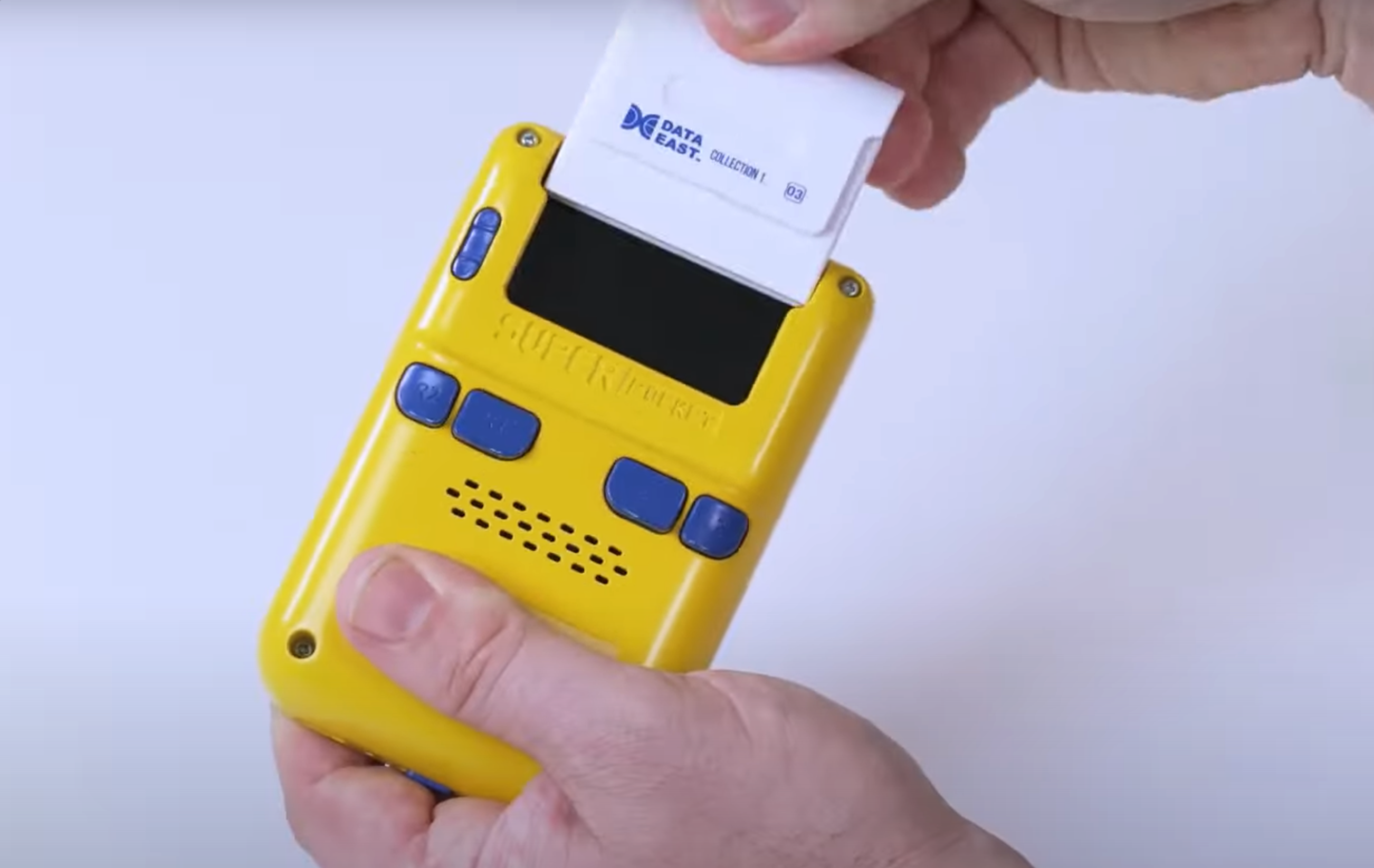 Żółta konsola Super Pocket z wkładanym kartridżem.