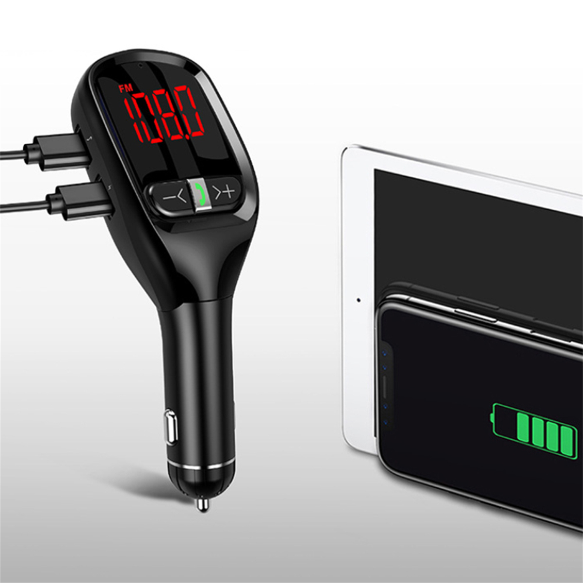 Schwarzes Autoladegerät mit Bildschirm und zwei USB-Anschlüssen. Ein Telefon und ein Tablet sind in der Nähe.