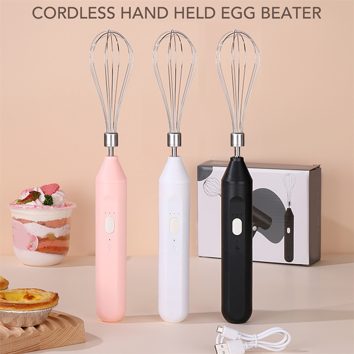 Drei schnurlose Hand-Eierschläger. Rosa, weiß und schwarz. Weißer Hintergrund, mit Zubehör.