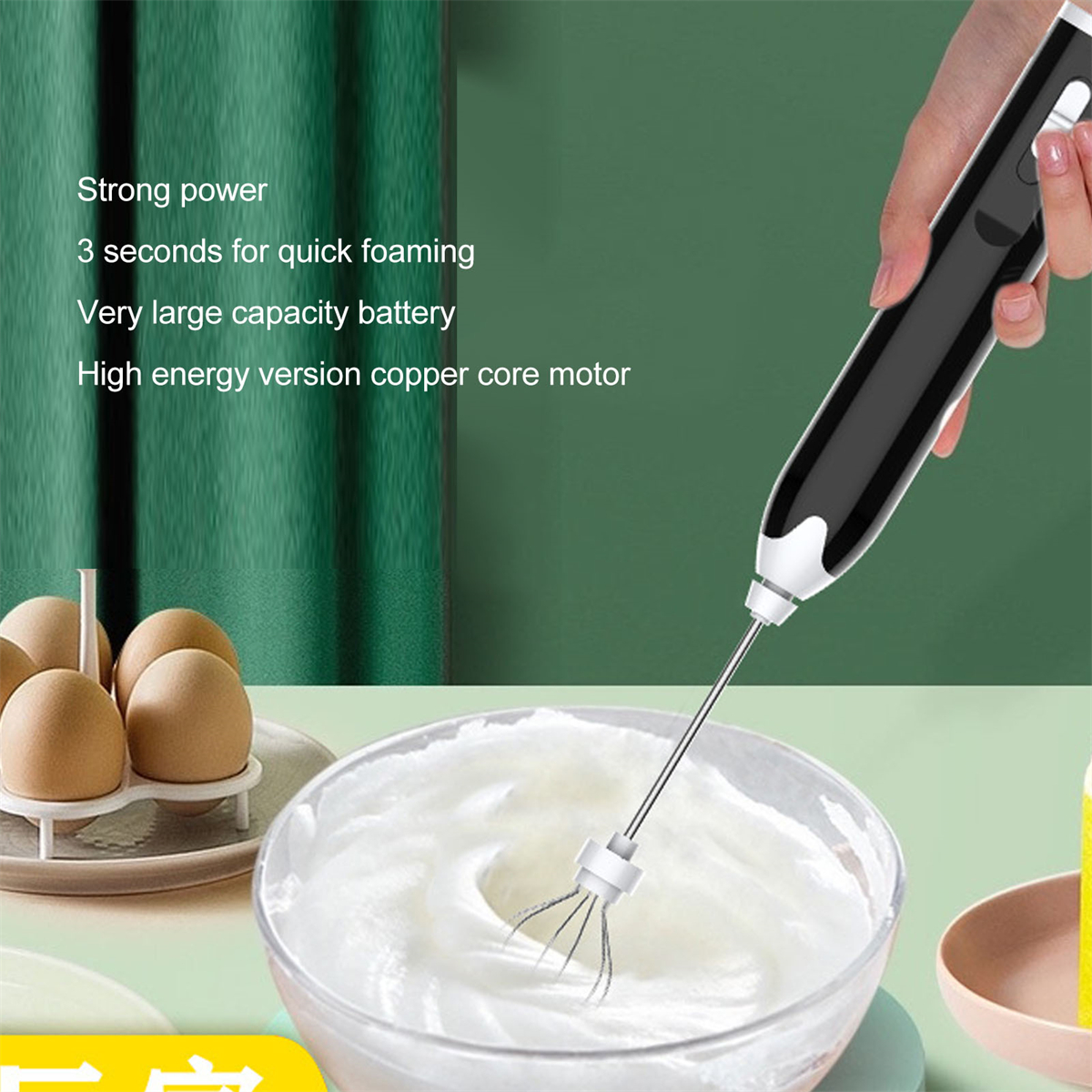 Handmixer in Gebrauch, mit Schlagsahne in einer Schüssel und Eiern im Hintergrund.