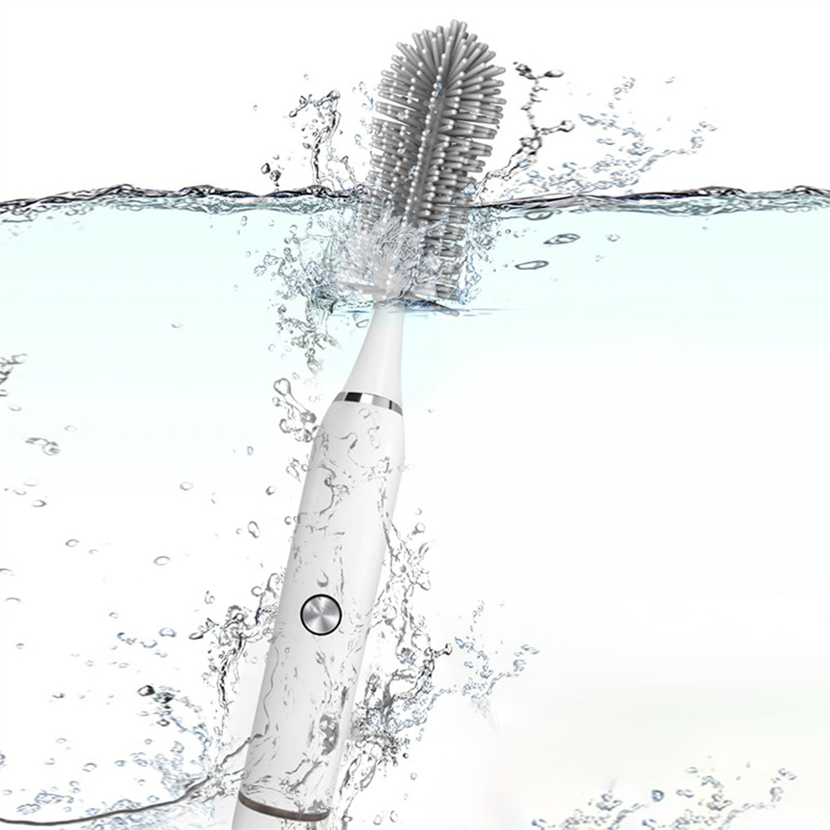 Weiße elektrische Flaschenbürste im Wasser. Wasser spritzt, Nahaufnahme.