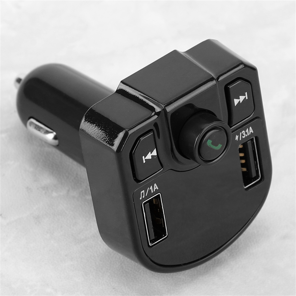 Schwarzes Autoladegerät mit USB-Anschlüssen und Tasten. Für UKW-Rundfunksendung.