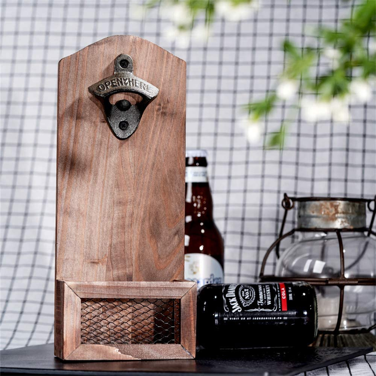 Flaschenöffner aus Holz mit Metallöffner und kleinem Drahtkorb, mit einer Jack Daniel's Flasche.