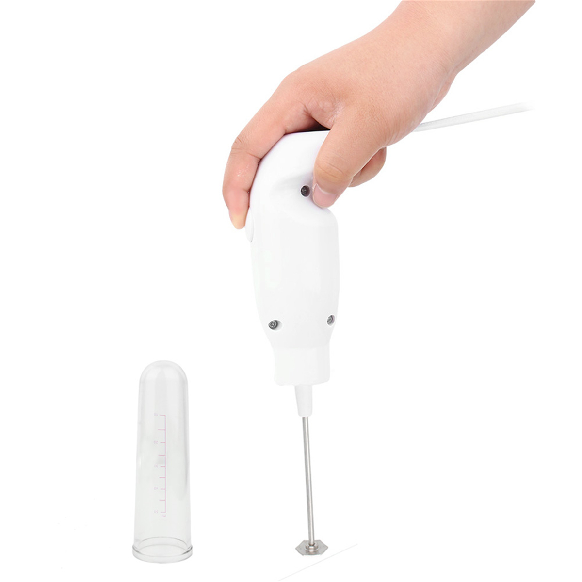 Ein weißer Handmixer mit einem durchsichtigen Messbehälter. Eine Hand hält den Mixer über einer weißen Oberfläche.