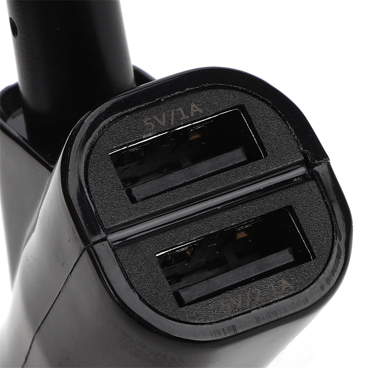 Nahaufnahme eines schwarzen USB-Ladegeräts mit zwei Anschlüssen. Weißer Hintergrund.