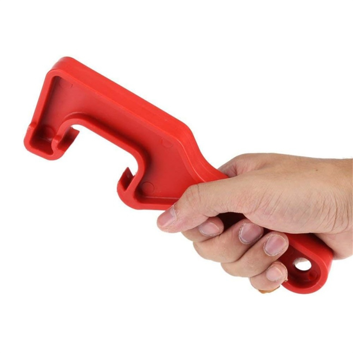 Ein roter Kunststoff-Farbdosenöffner, der von einer Hand gehalten wird. Weißer Hintergrund.