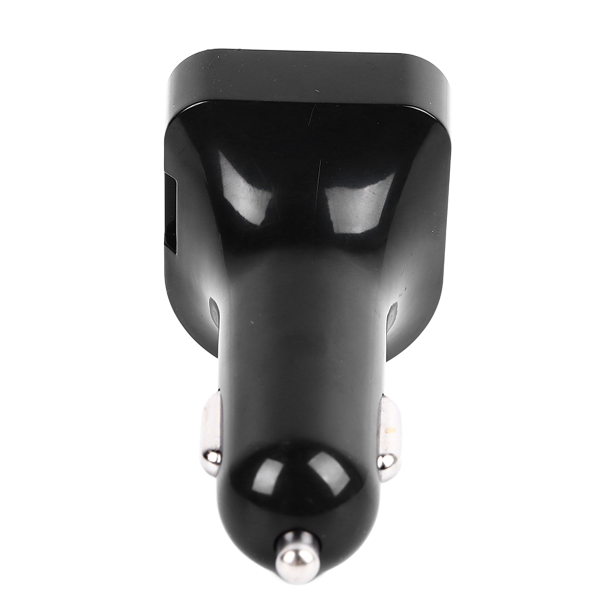 Ein schwarzes Autoladegerät mit USB-Anschluss. Das Ladegerät hat eine glatte, glänzende Oberfläche und ist eingesteckt.