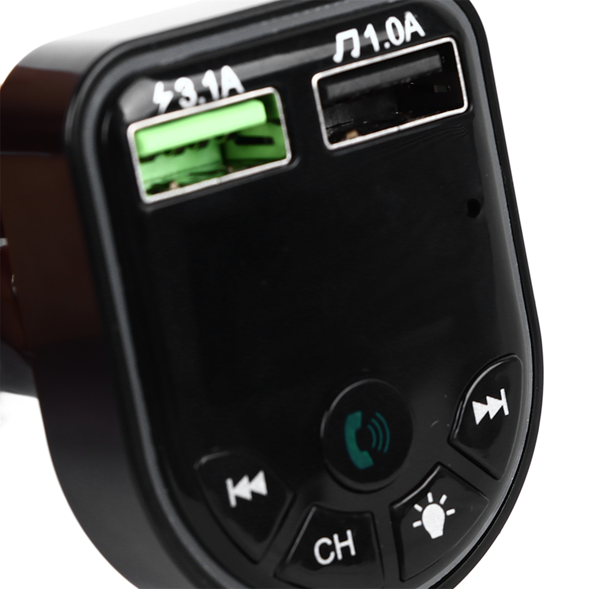 Ein schwarzes Autoladegerät mit USB-Anschlüssen und Tasten, das ein grünes Telefonsymbol zeigt.