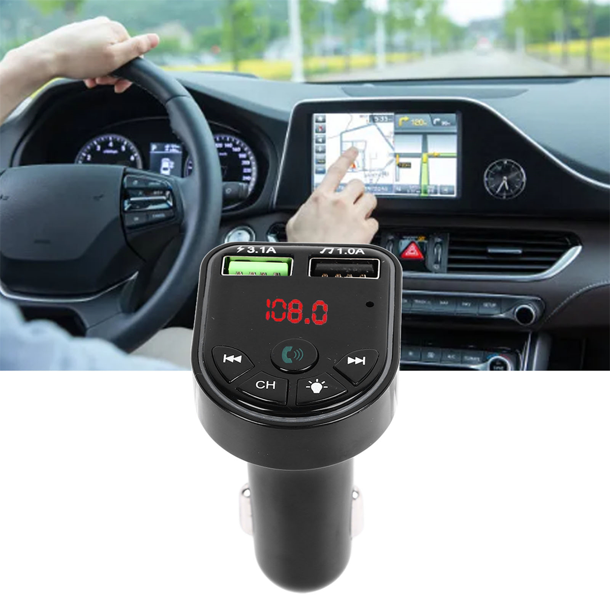 Autoladegerät mit Bildschirm, der 108,0 FM anzeigt. Tasten und USB-Anschlüsse sind sichtbar. Im Auto.