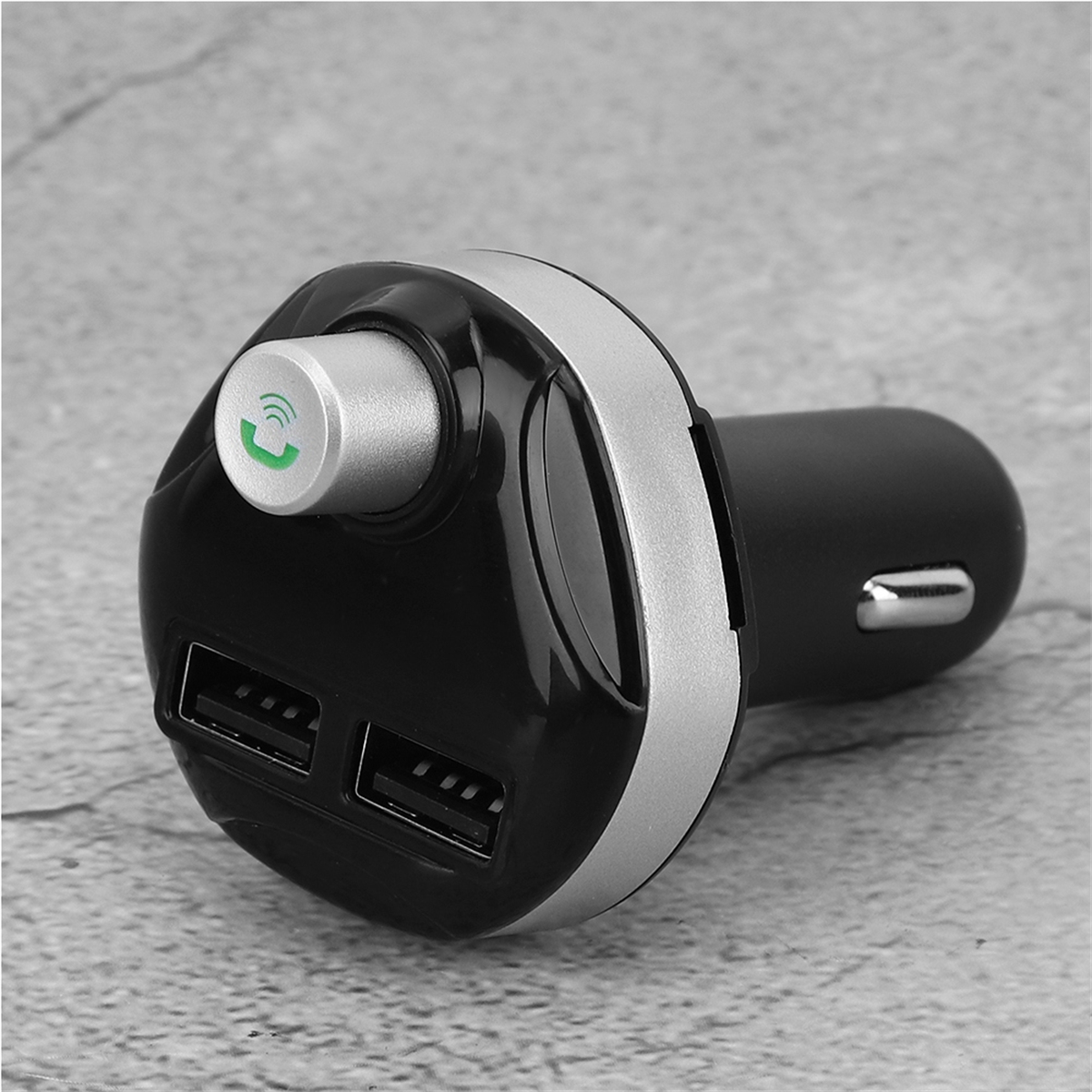 Schwarzes Autoladegerät mit zwei USB-Anschlüssen und silbernem Akzent.