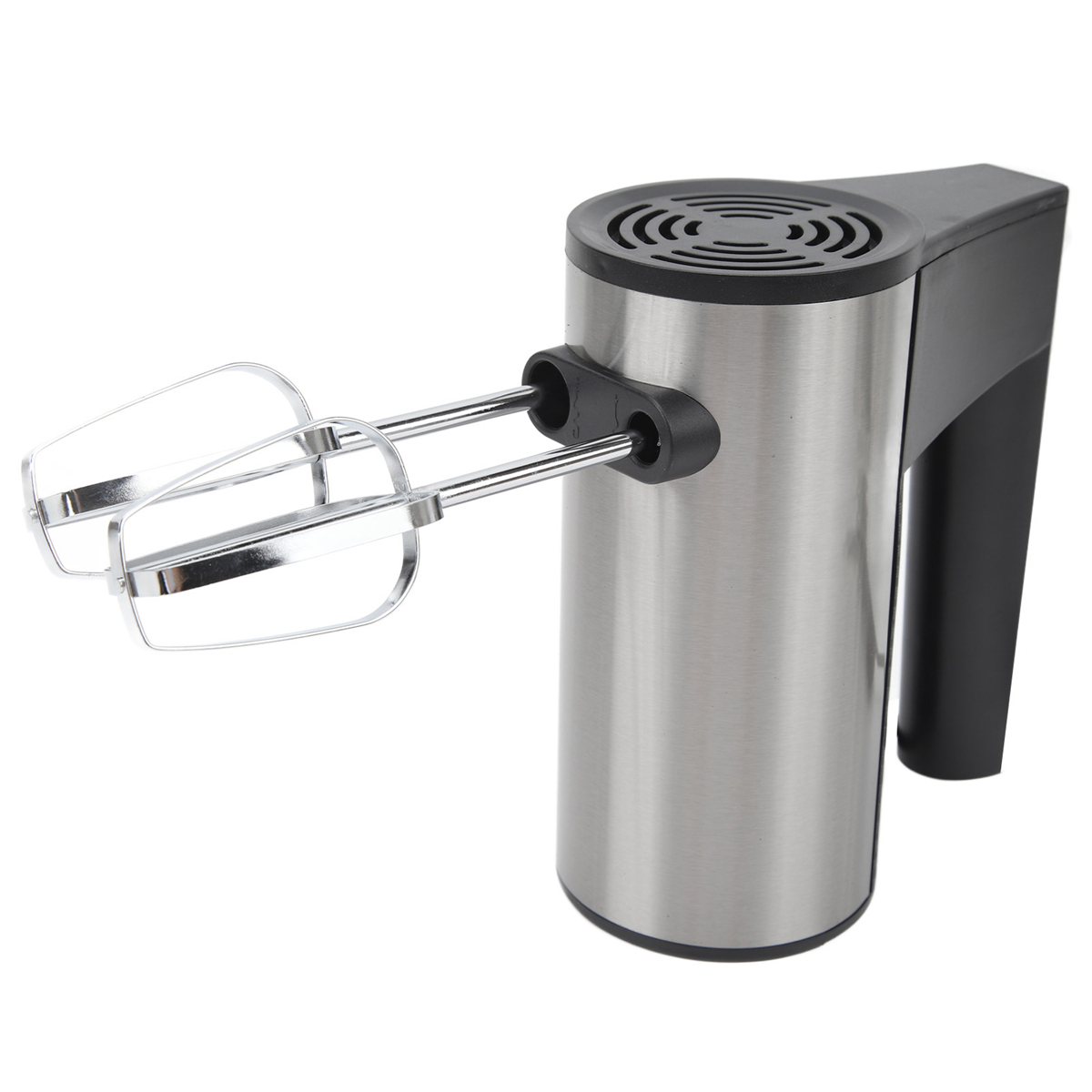 Ein silberner und schwarzer Handmixer mit zwei Schlägern, isoliert auf weißem Hintergrund.