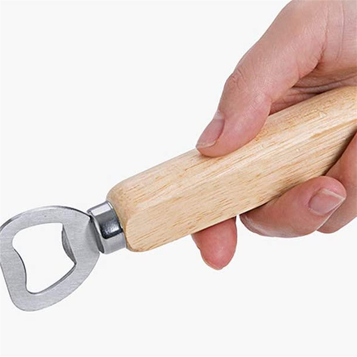 Hand, die einen hölzernen Flaschenöffner mit Metallende hält.