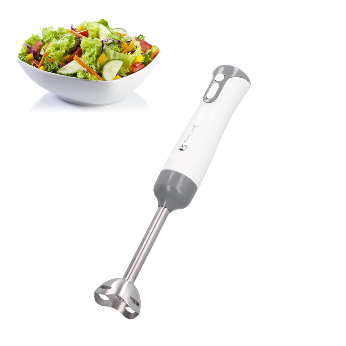 Ein weißer und grauer Handmixer neben einer Salatschüssel auf einer weißen Oberfläche.