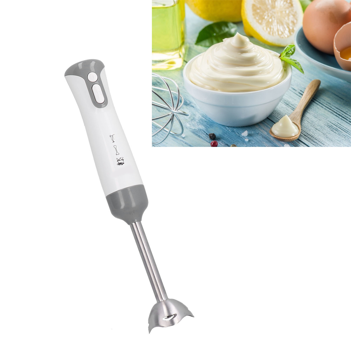 Ein weißer und grauer Handmixer mit einer Schüssel Mayonnaise und Zutaten drumherum.