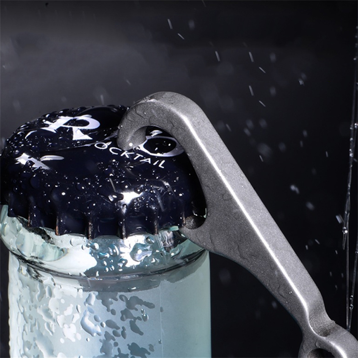 Ein Flaschenöffner, der einen Flaschenverschluss entfernt, mit Wassertropfen und dunklem Hintergrund.
