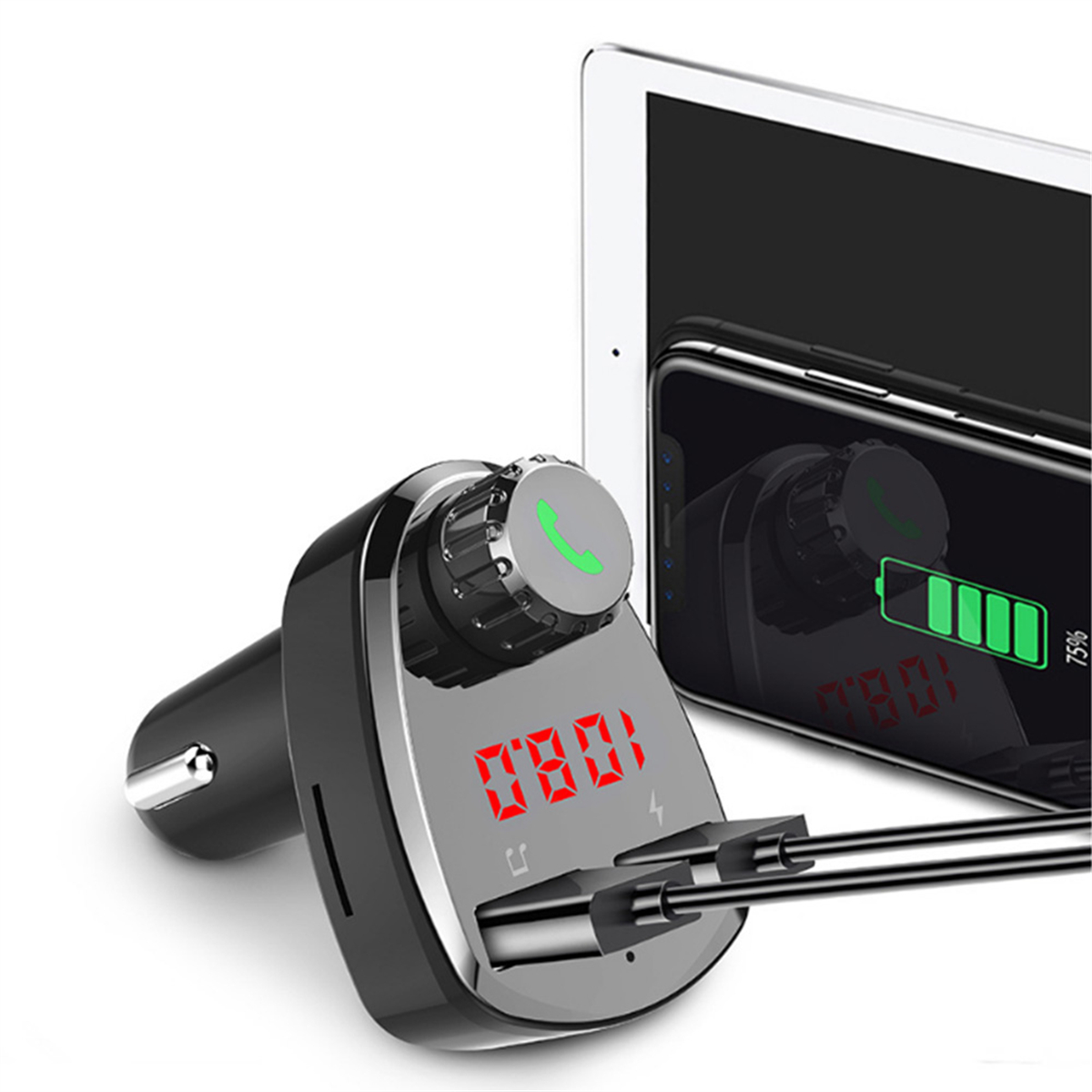 Autoladegerät mit Digitalanzeige und USB-Anschlüssen. Tablet und Telefon im Hintergrund.