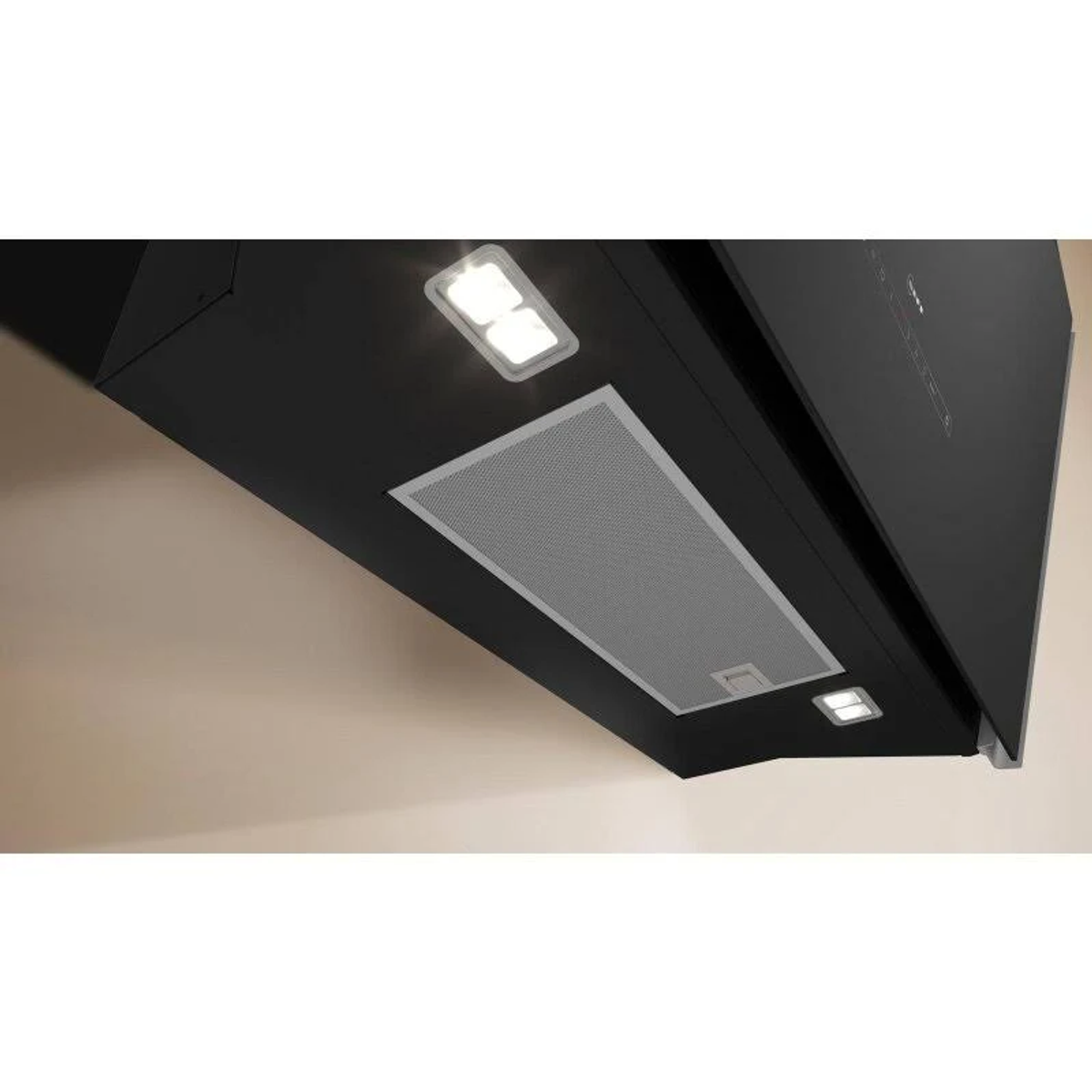 Cappa da cucina nera, montata su parete beige, con due luci e pannello a rete.