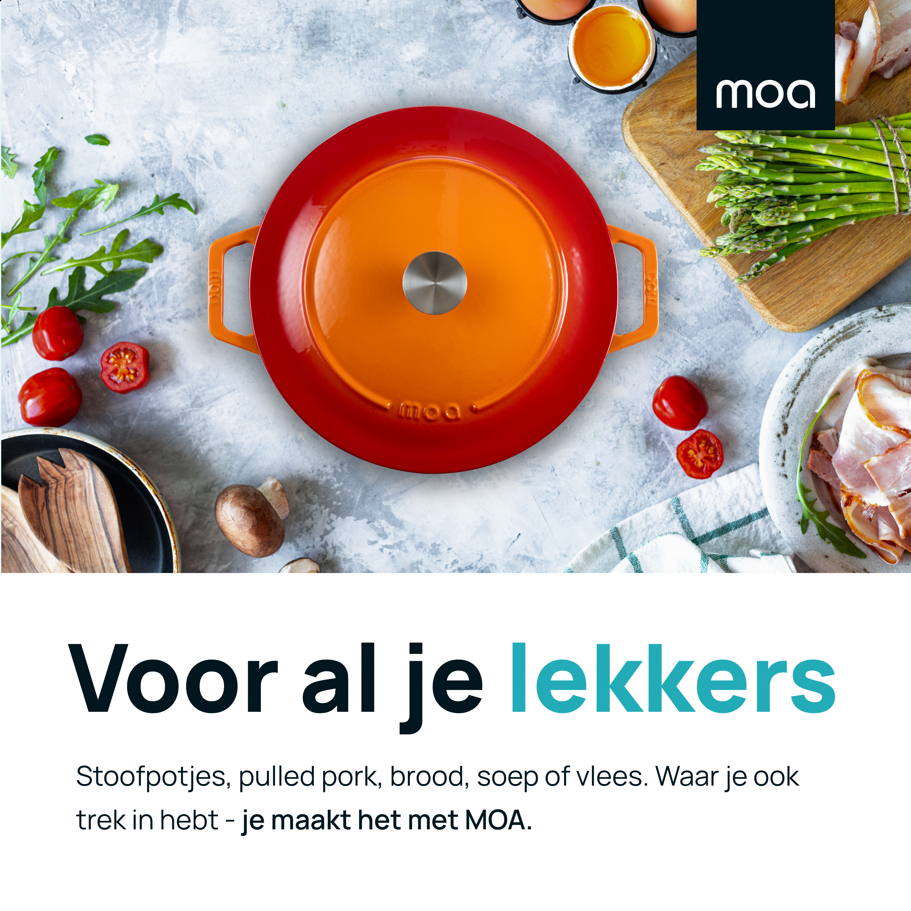 Oranje-rode kookpot met deksel, omringd door ingrediënten. Tekst: Voor al je lekkers.