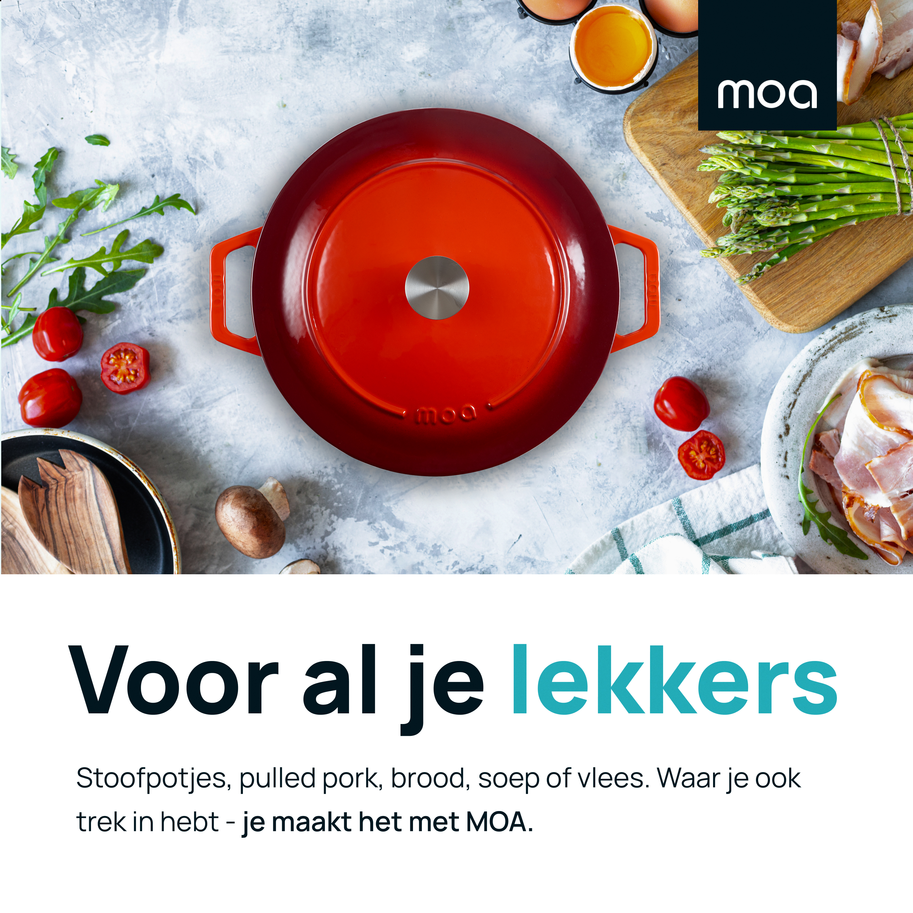 Oranje-rode kookpot met deksel, omringd door ingrediënten. Tekst: Voor al je lekkers.
