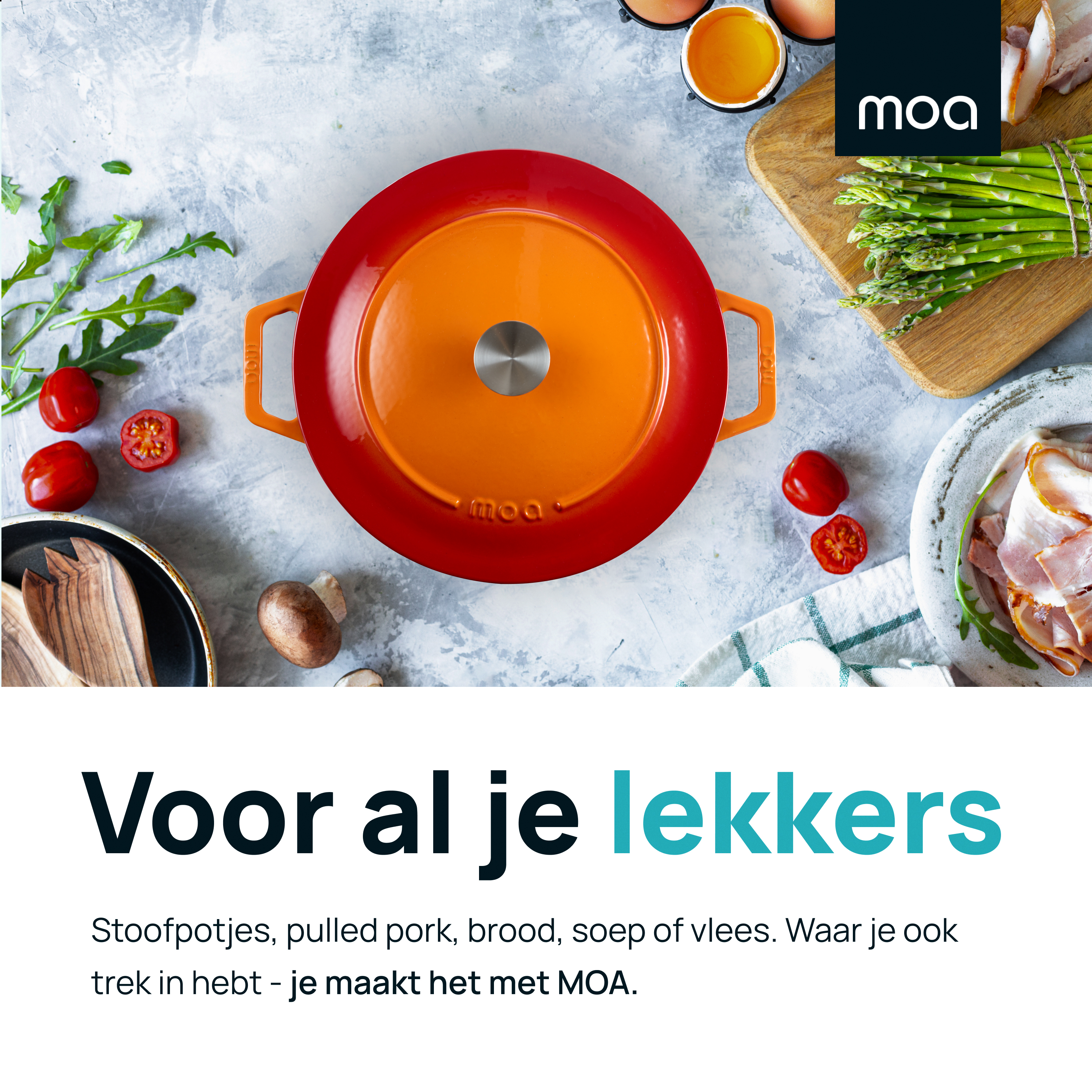 Rode kookpot met deksel en ingrediënten op een tafel. Tekst luidt 'Voor al je lekkers'.