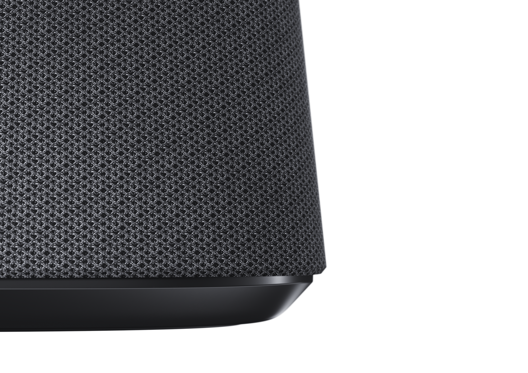 Primo piano di un altoparlante nero con mesh di tessuto e base curva nera.