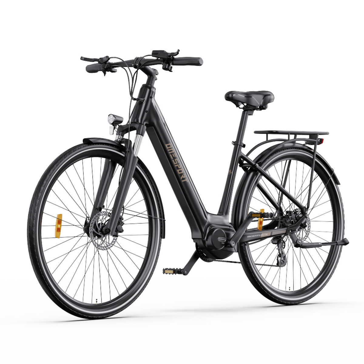 Bicicletta elettrica nera con portapacchi, pronta per essere guidata, isolata su sfondo bianco.