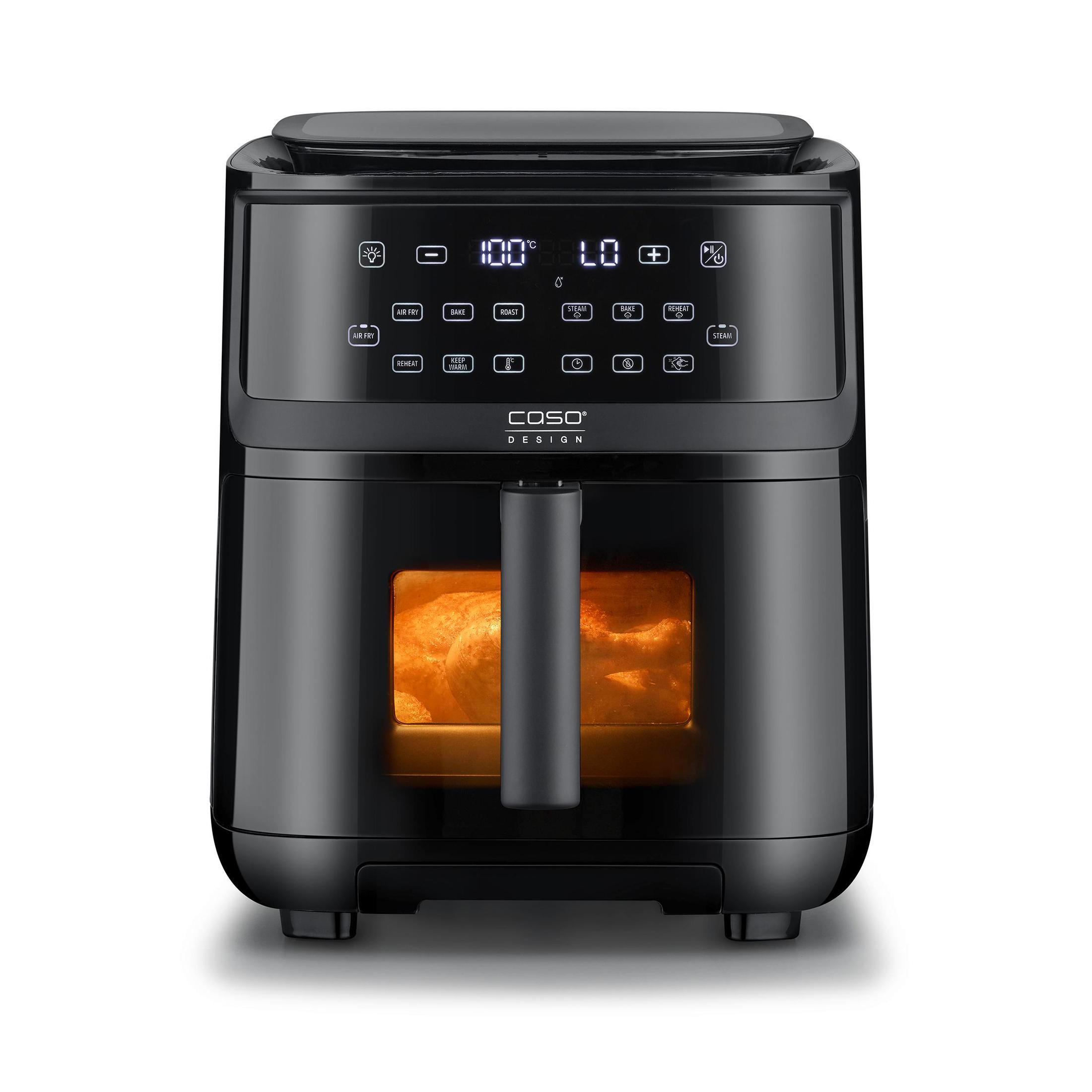 Friggitrice ad aria nera con display digitale, maniglia e pollo dentro.