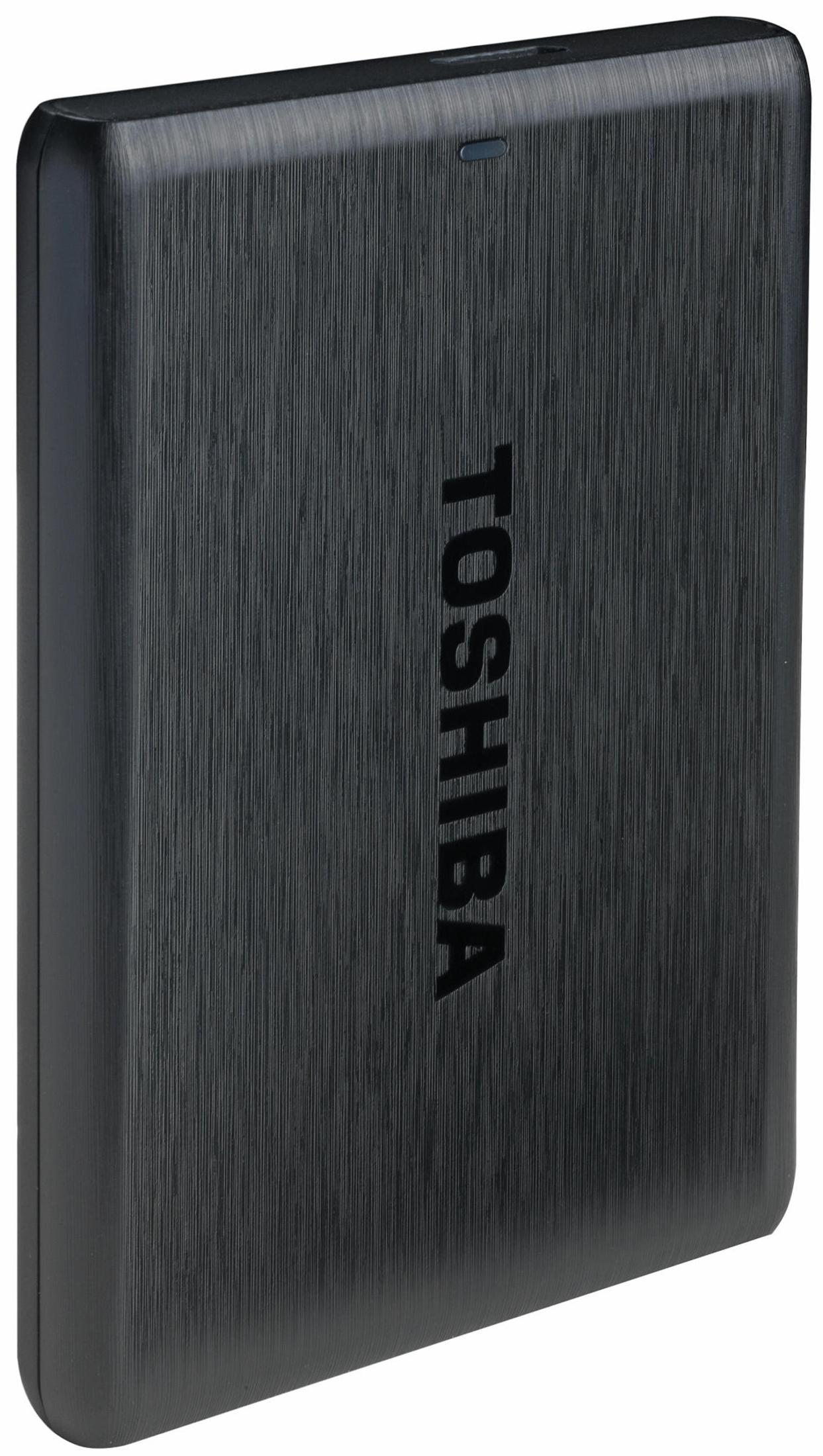 Schwarze externe Toshiba Festplatte. Vertikales Toshiba-Logo. Schwarze, gebürstete Metallstruktur.