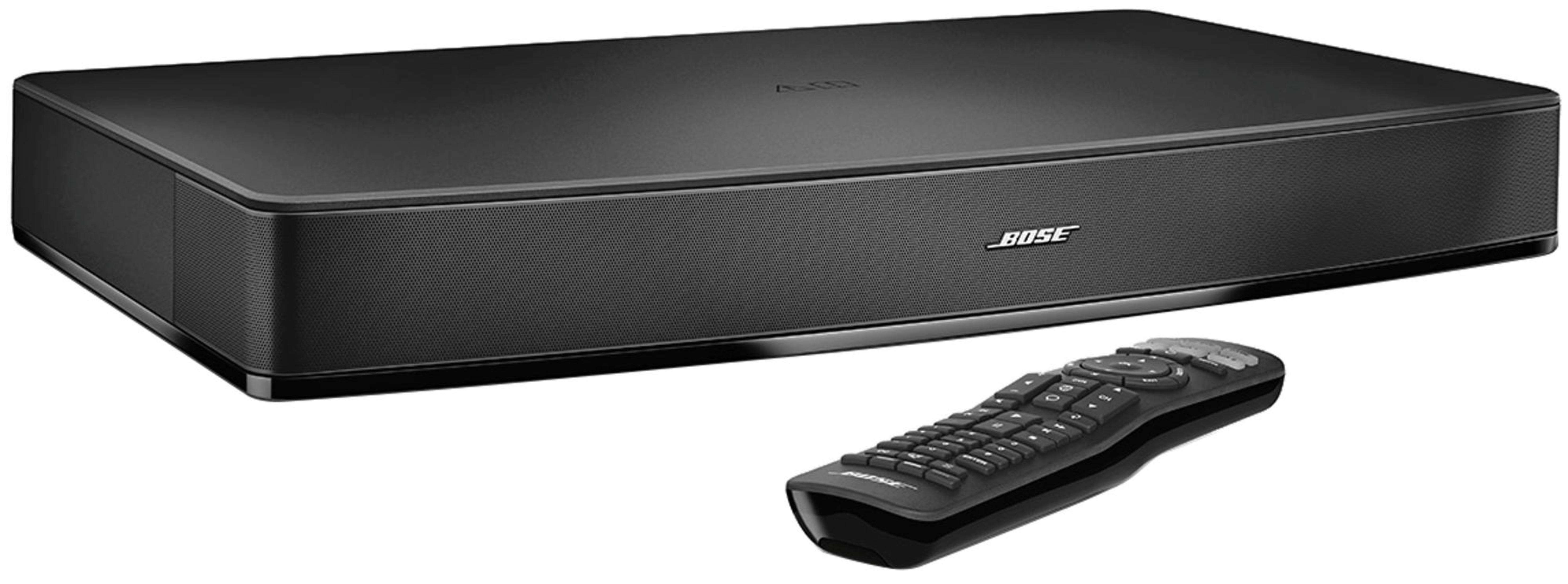 Schwarze Soundbar mit Bose-Logo und schwarzer Fernbedienung auf weißer Oberfläche.