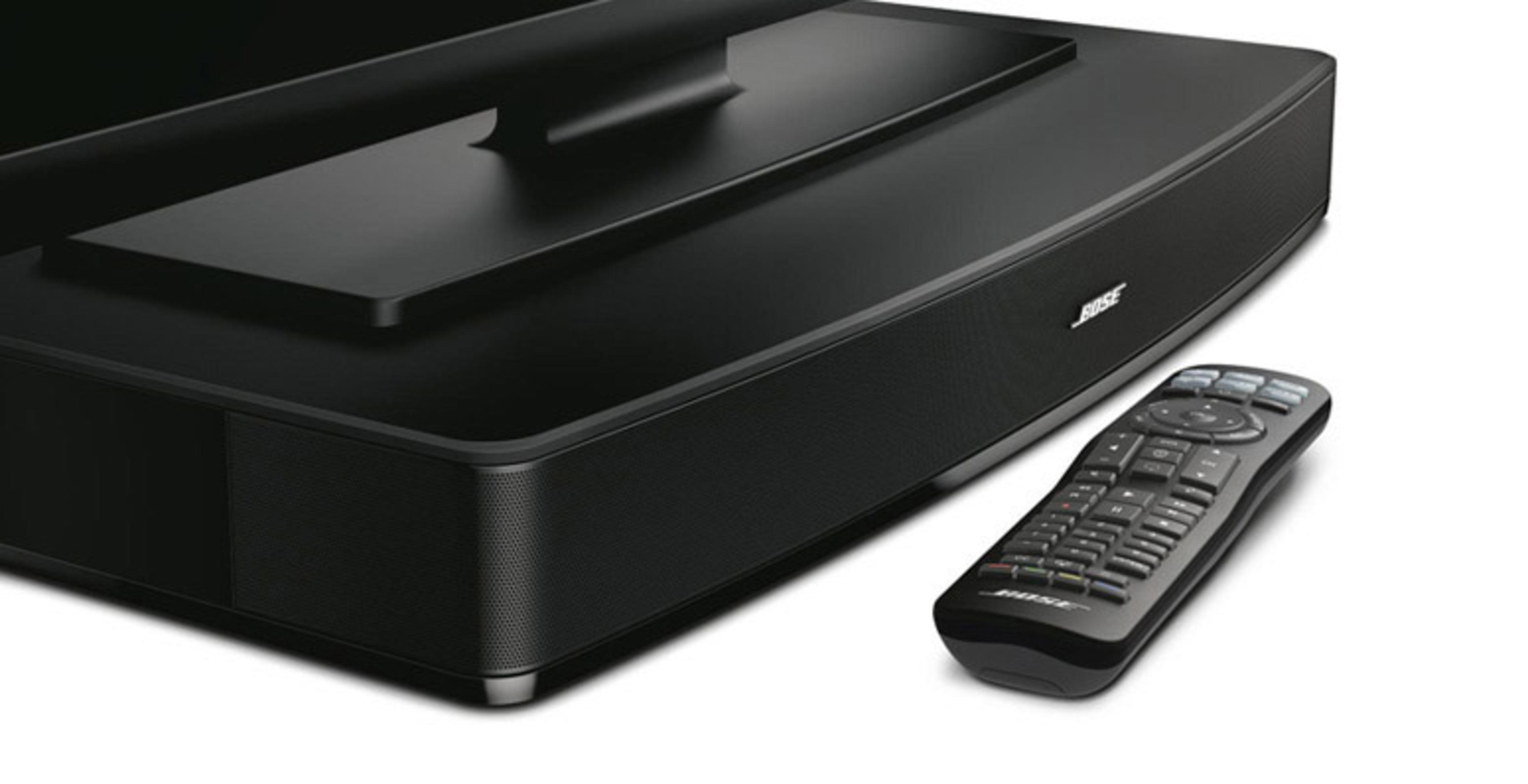 Schwarze Soundbar mit Fernbedienung auf weißer Oberfläche.