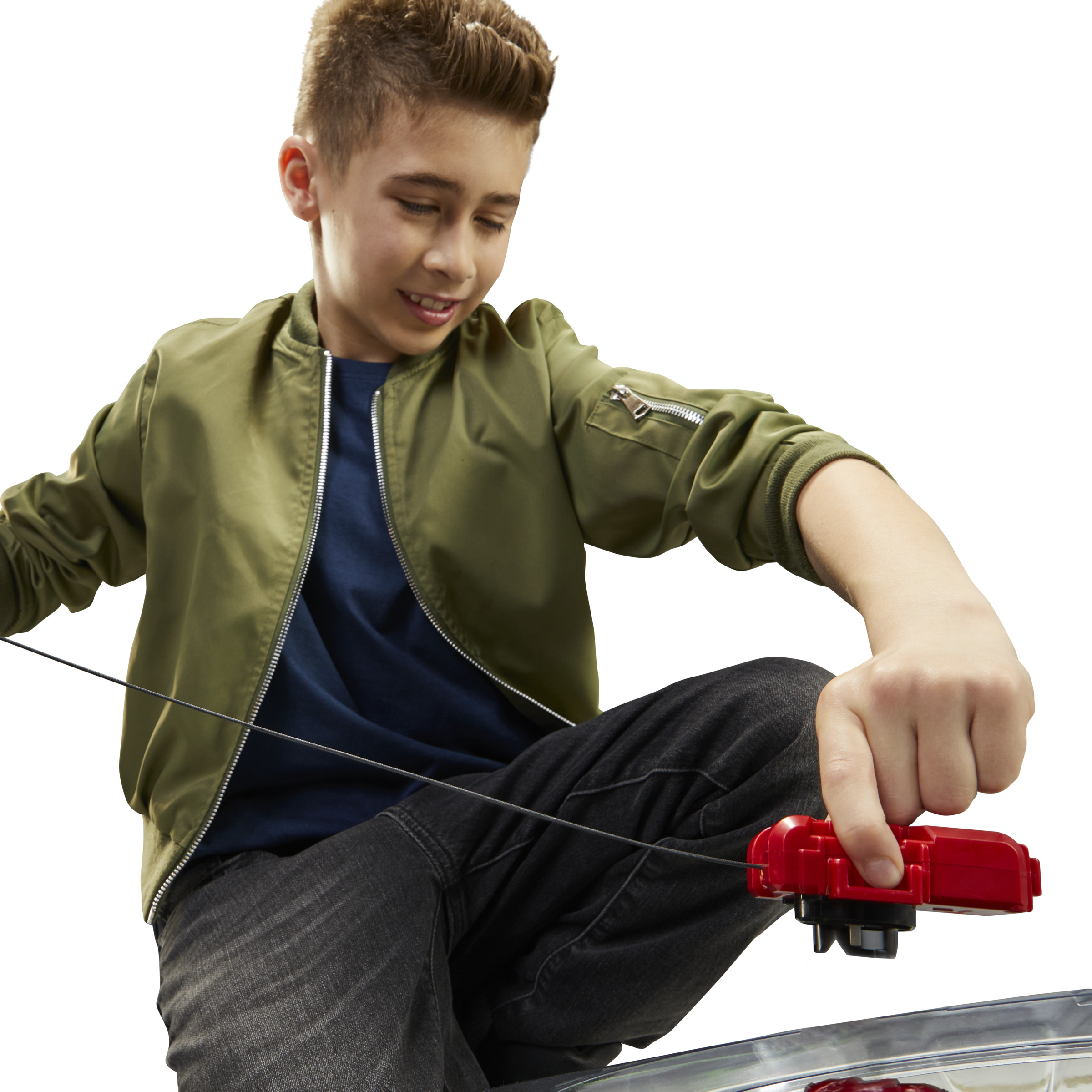 Een jongen die met een rood Beyblade-speeltje speelt. Hij houdt de ripcord vast. Witte achtergrond.