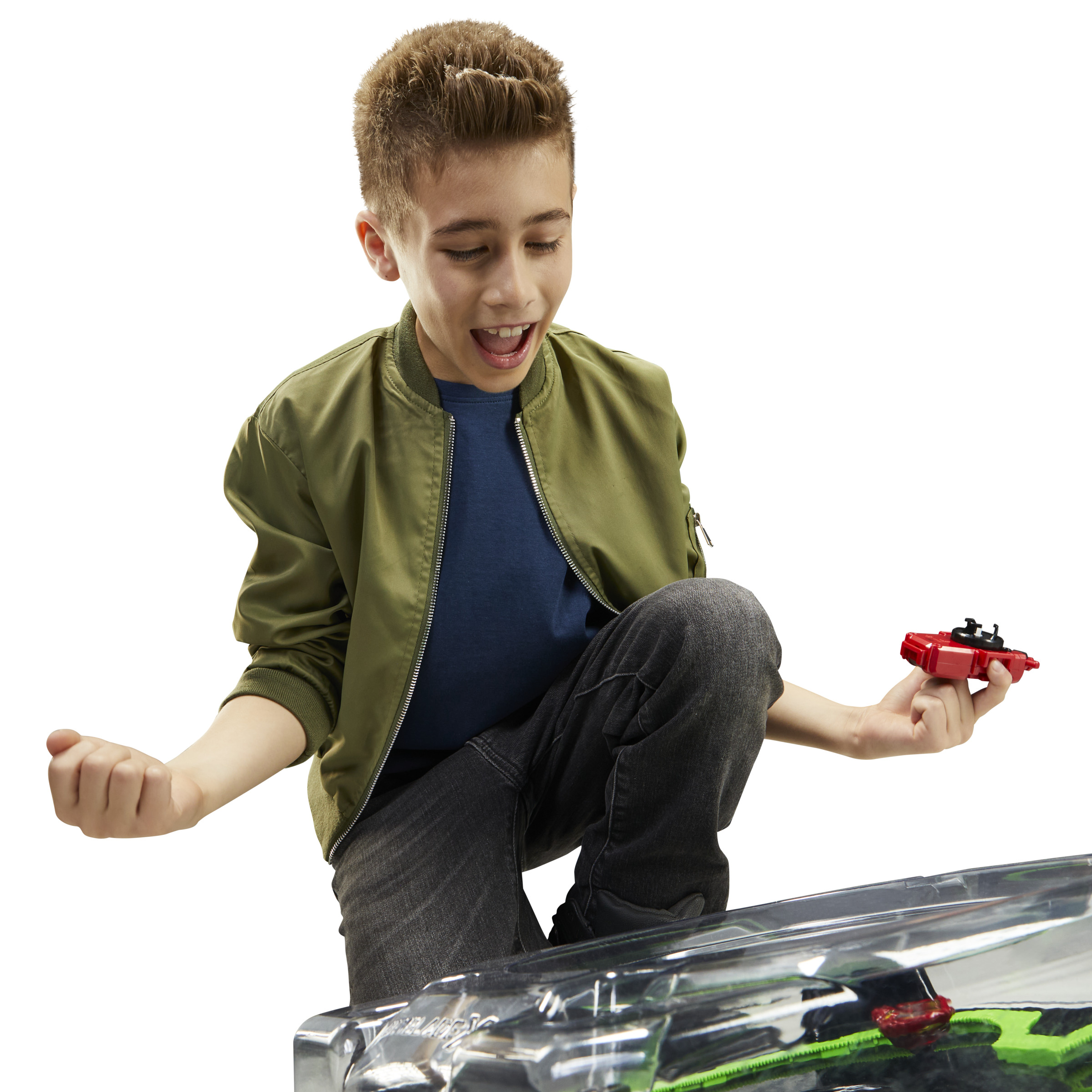 Een jongen is enthousiast, kijkend naar een rode speelgoedauto.