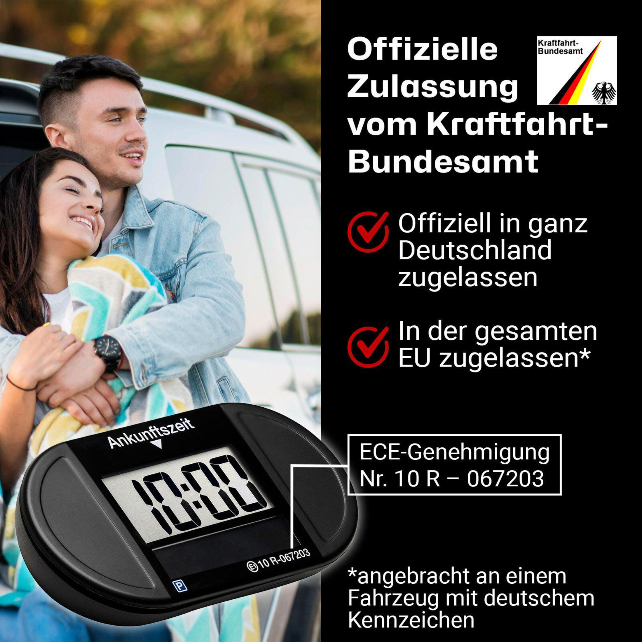 Ein Paar steht an einem Auto, ein schwarzes Gerät zeigt die Uhrzeit. Text auf Deutsch über die Zulassung.