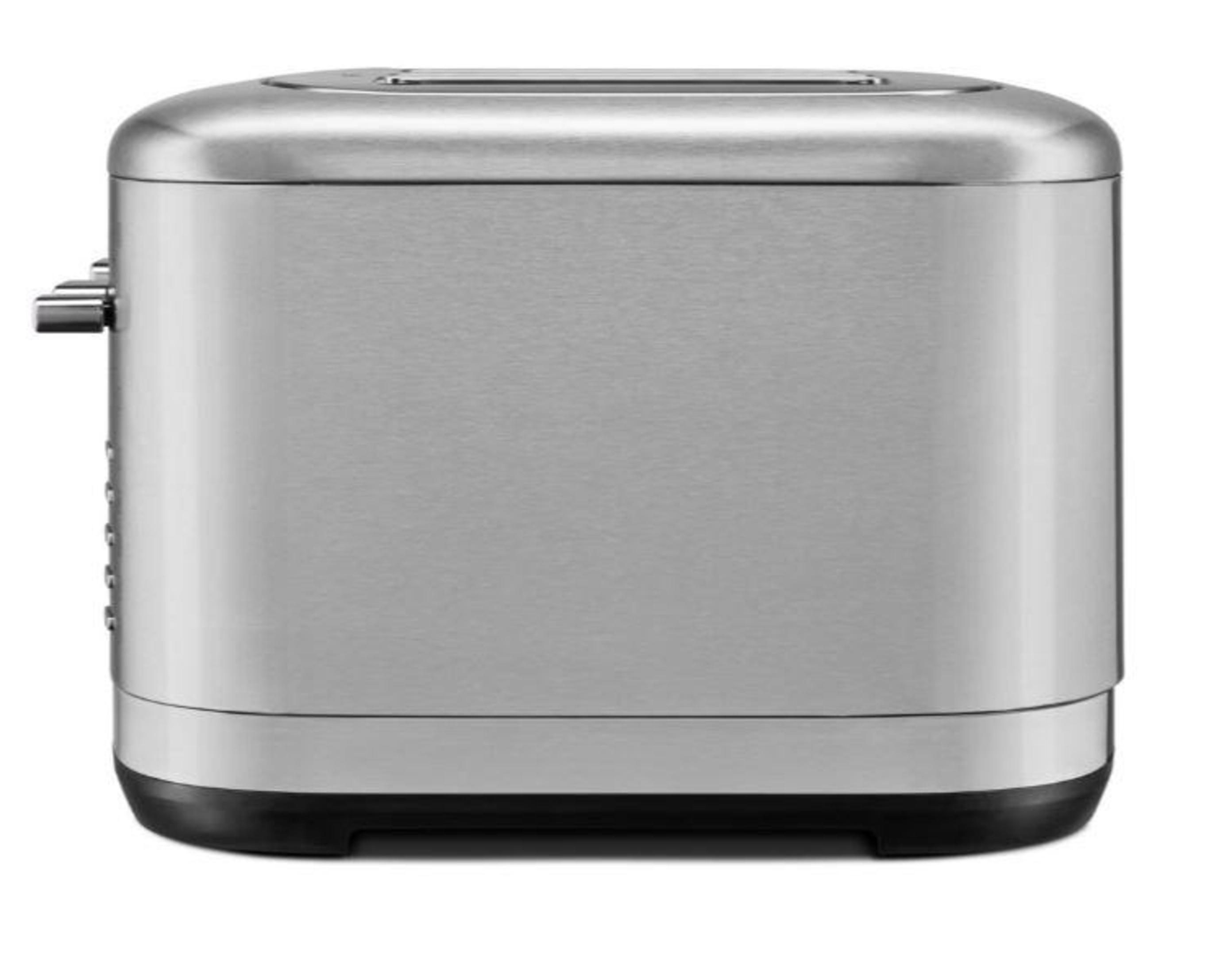 Ein silberner Toaster mit schwarzem Sockel und seitlichen Bedienelementen vor weißem Hintergrund.