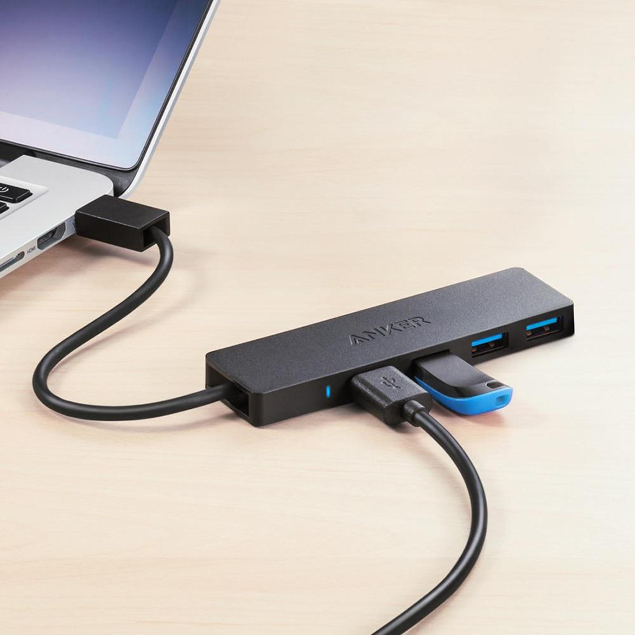 Un hub USB Anker con un laptop collegato. L'hub ha porte USB e USB-C.
