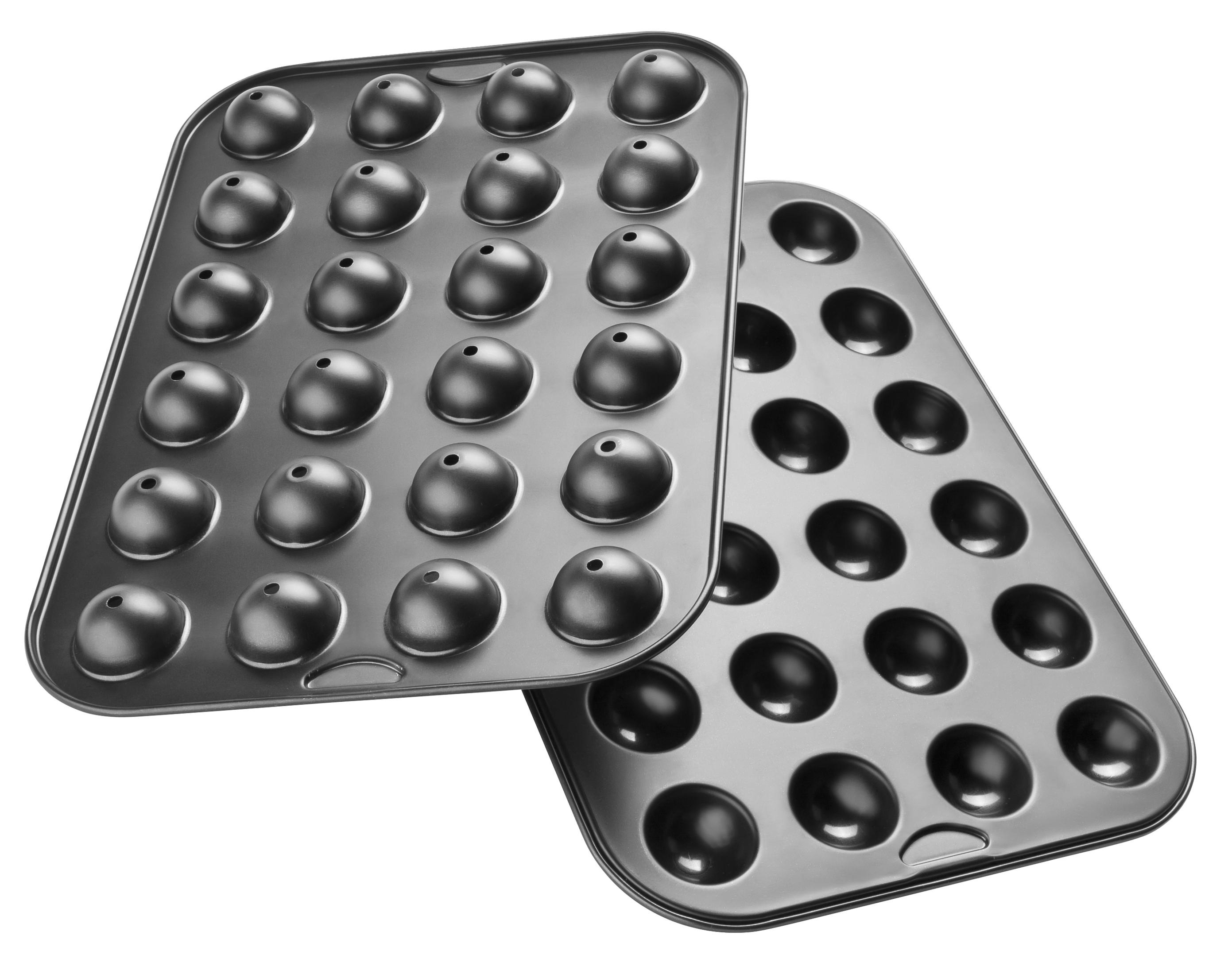Zwei Metallbackbleche mit runden Vertiefungen. Ein Blech hat 24 Vertiefungen, das andere 21.