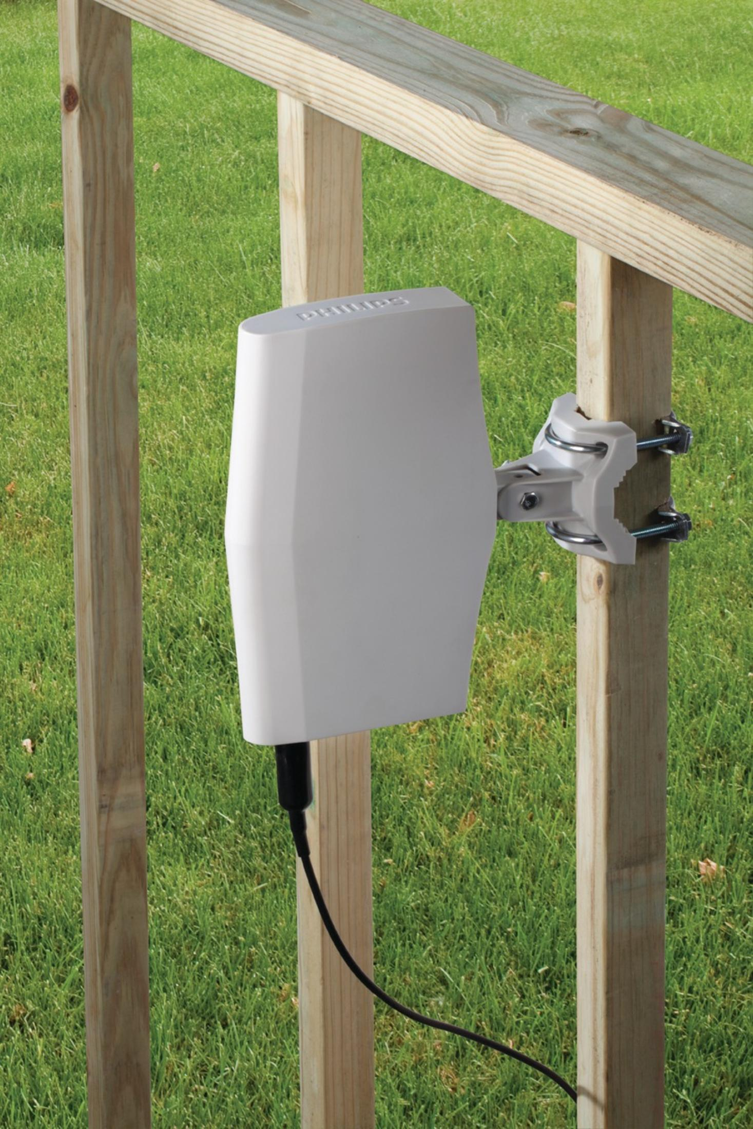 Weiße Antenne an Holzzaun montiert. Kabel angeschlossen.