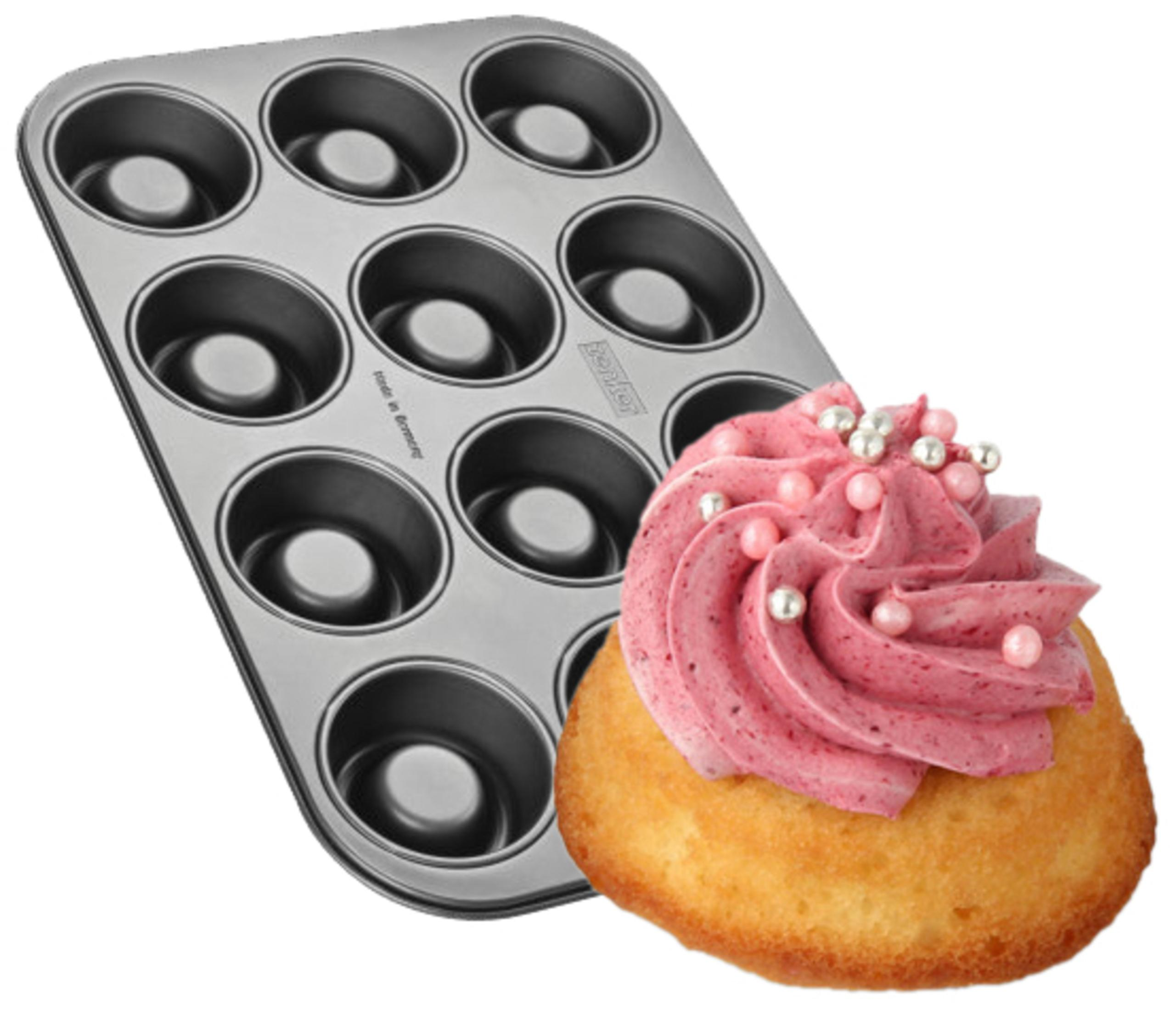 Donut-Backform mit einem Cupcake mit rosa Zuckerguss und silbernen Streuseln. Daneben.