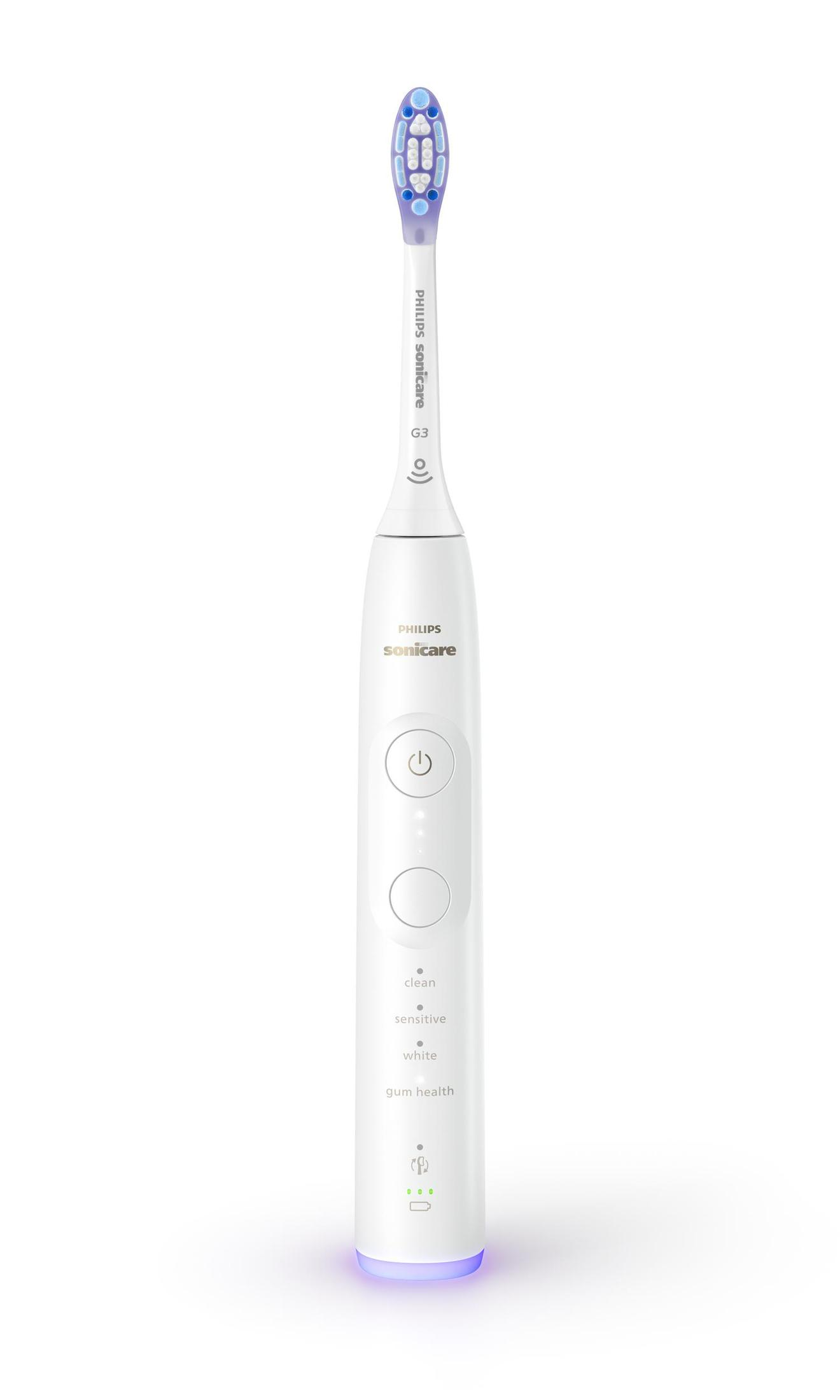 Cepillo de dientes eléctrico Philips Sonicare blanco, con cerdas azules y moradas, sobre blanco.