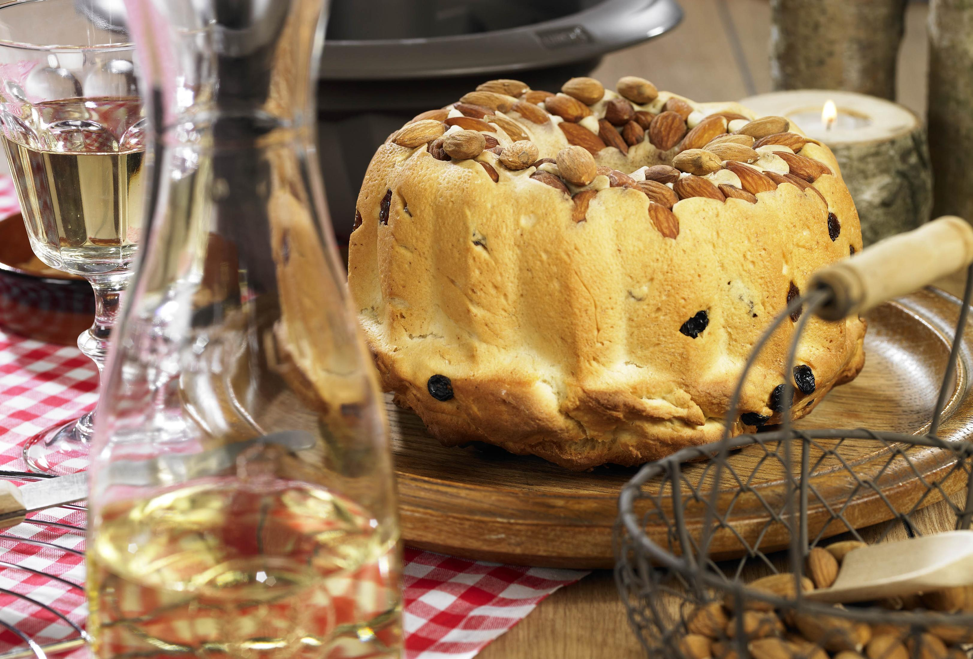 Ciasto z migdałami i rodzynkami z olejem i drewnianymi dekoracjami.