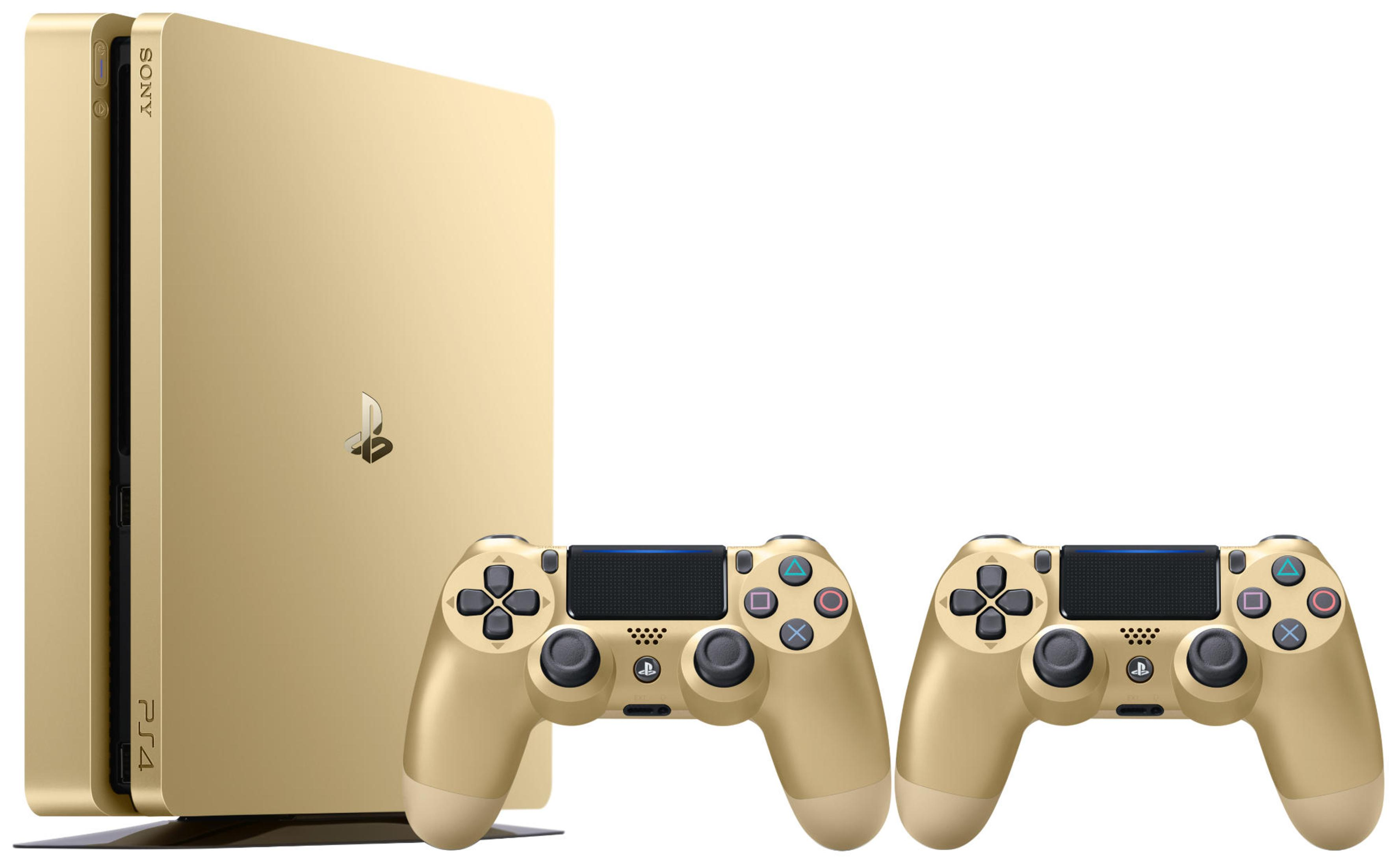 Eine goldene PS4-Konsole und zwei goldene Controller, auf weißem Hintergrund.