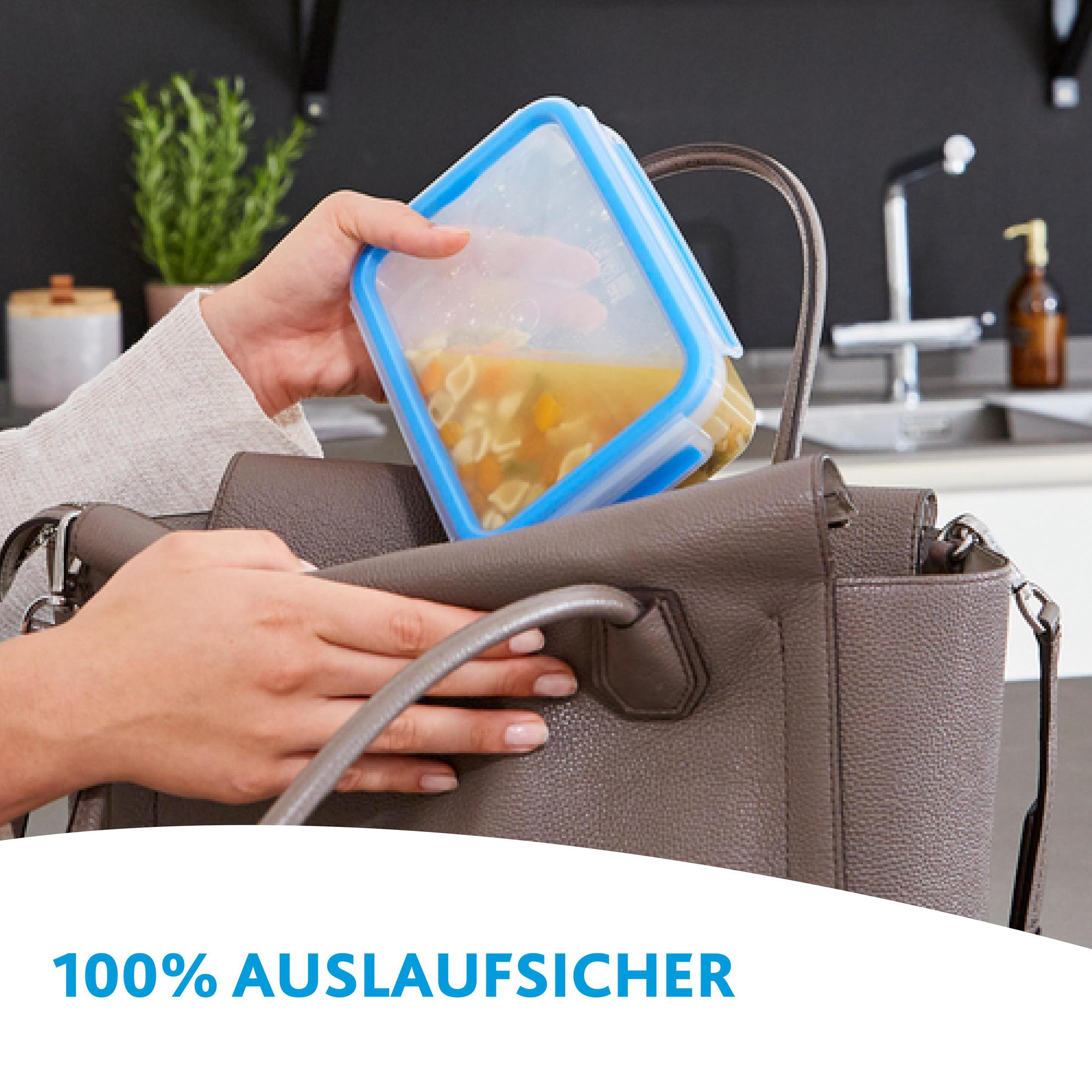 Eine Person legt einen Behälter mit blauem Deckel in eine graue Handtasche. Text: '100% AUSLAUFSICHER'.
