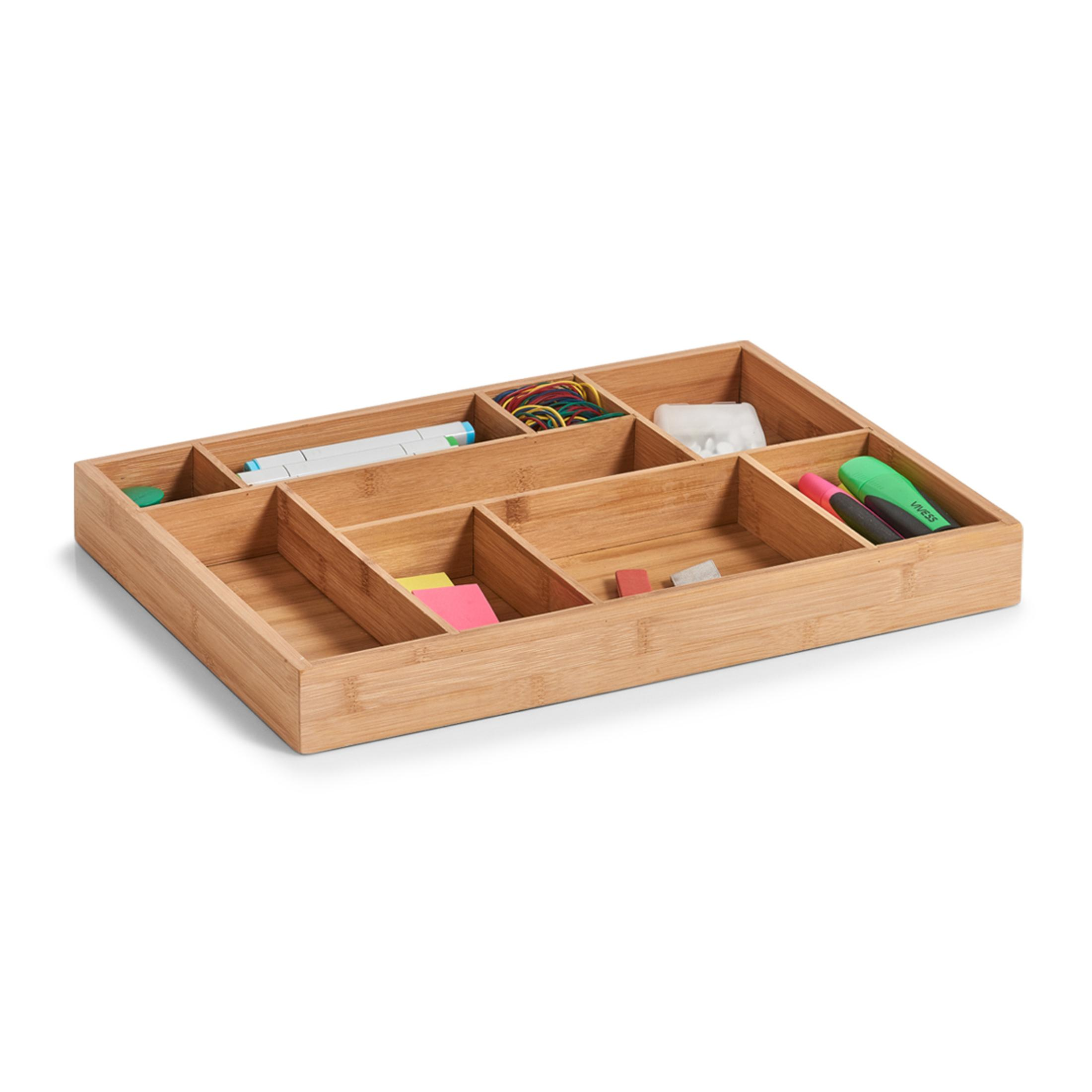 Holztablett mit mehreren Fächern, die Bürobedarf enthalten.