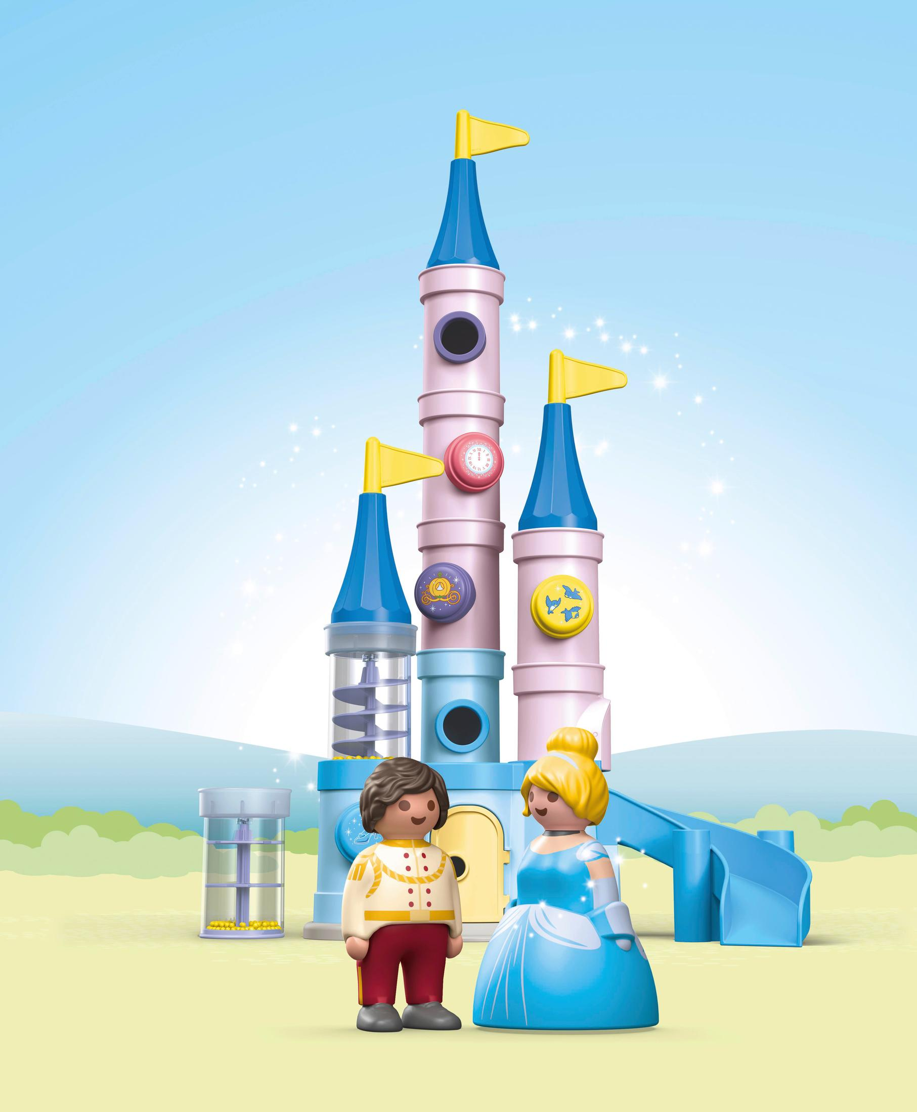 Scena del castello di Playmobil con un principe e una principessa. Il castello è rosa e blu, è presente uno scivolo.