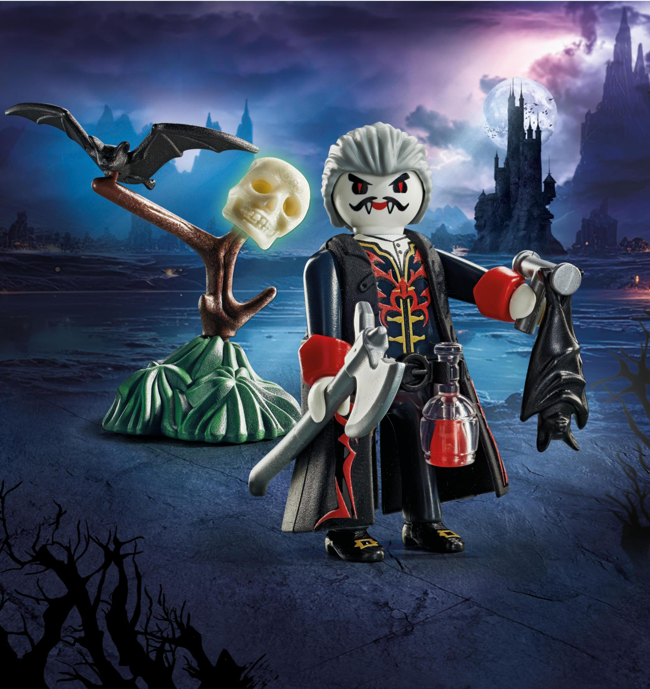 Eine Playmobil-Vampirfigur mit Zubehör. Im Hintergrund sind eine Fledermaus, ein Schädel und ein Schloss.