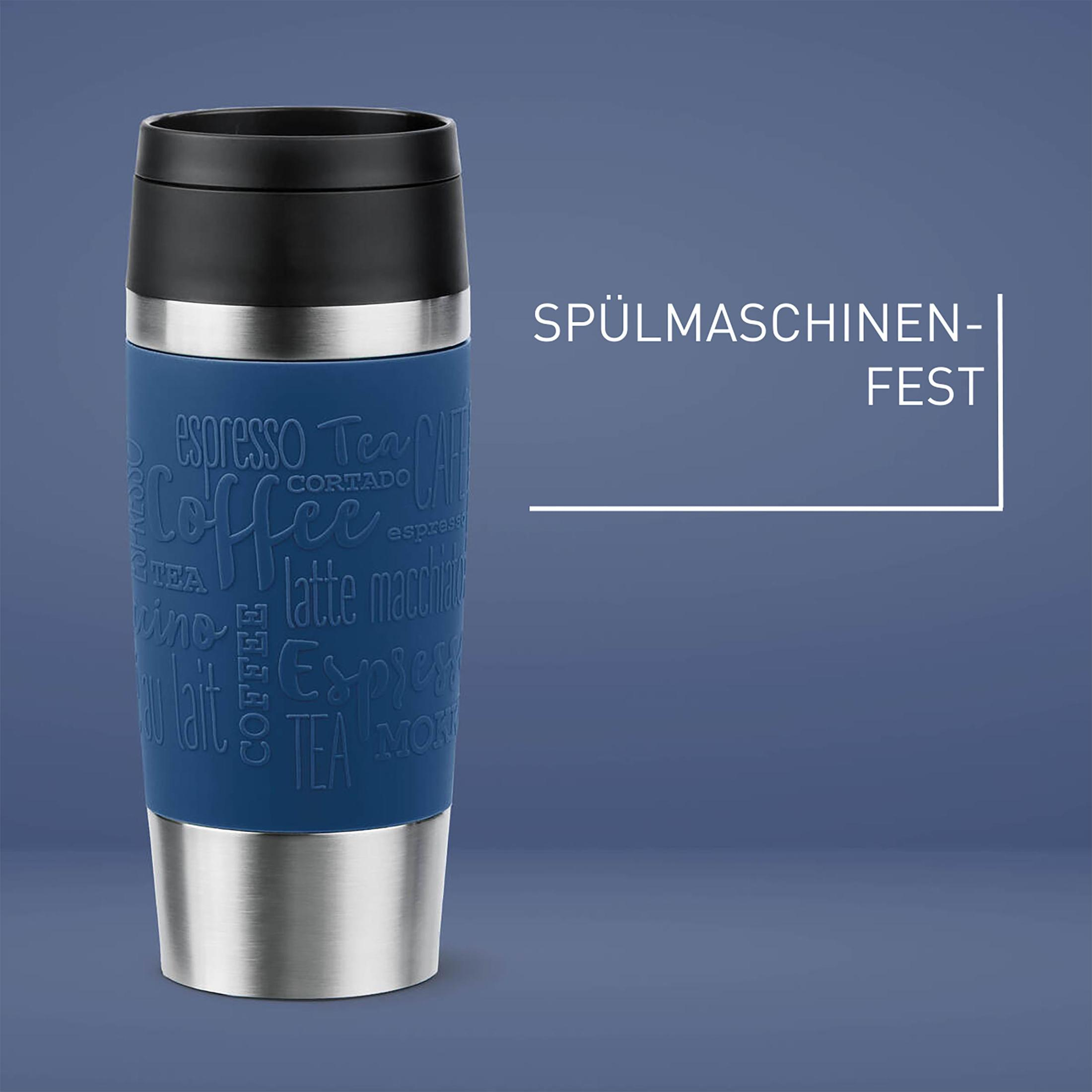 Blau-silberner Reisebecher mit Kaffee-Text auf blauem Hintergrund.