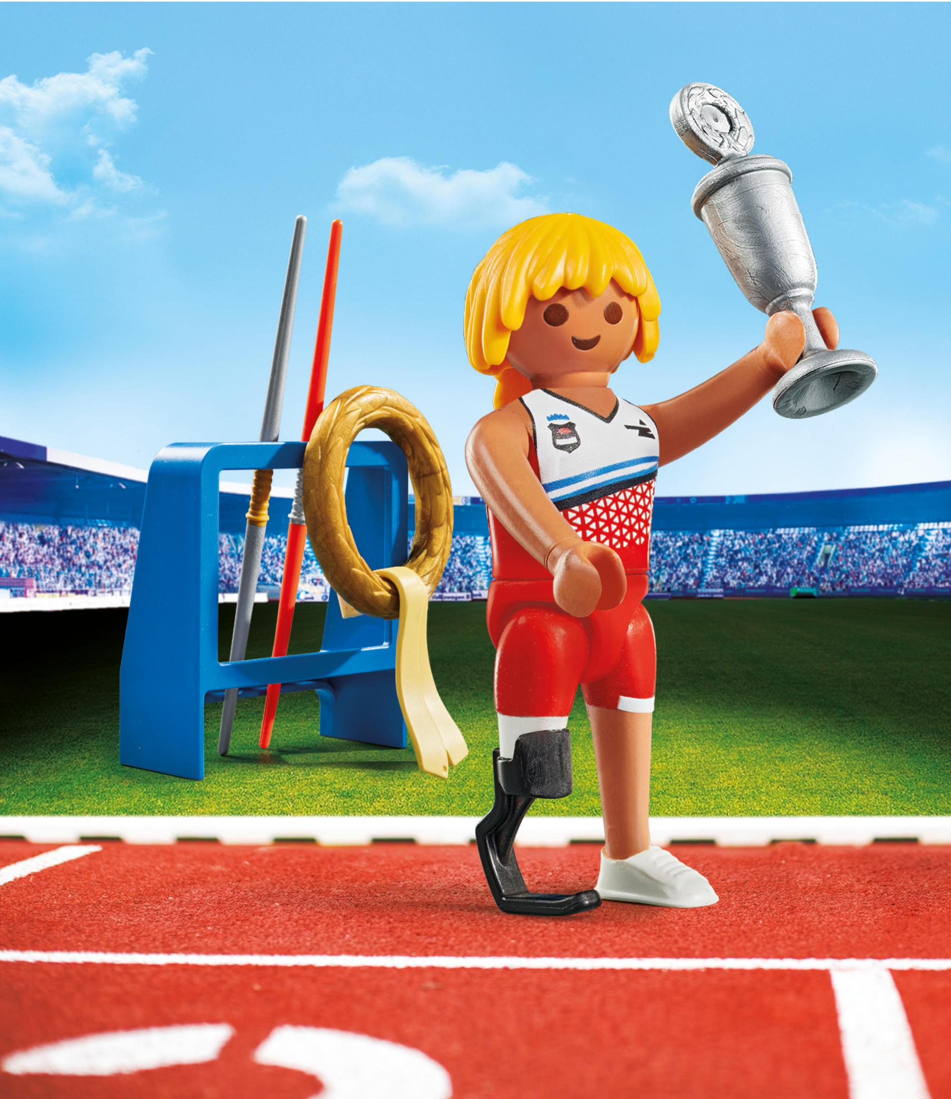 Playmobil-Figur einer Athletin mit Beinprothese, die eine Trophäe auf einer Bahn hält.